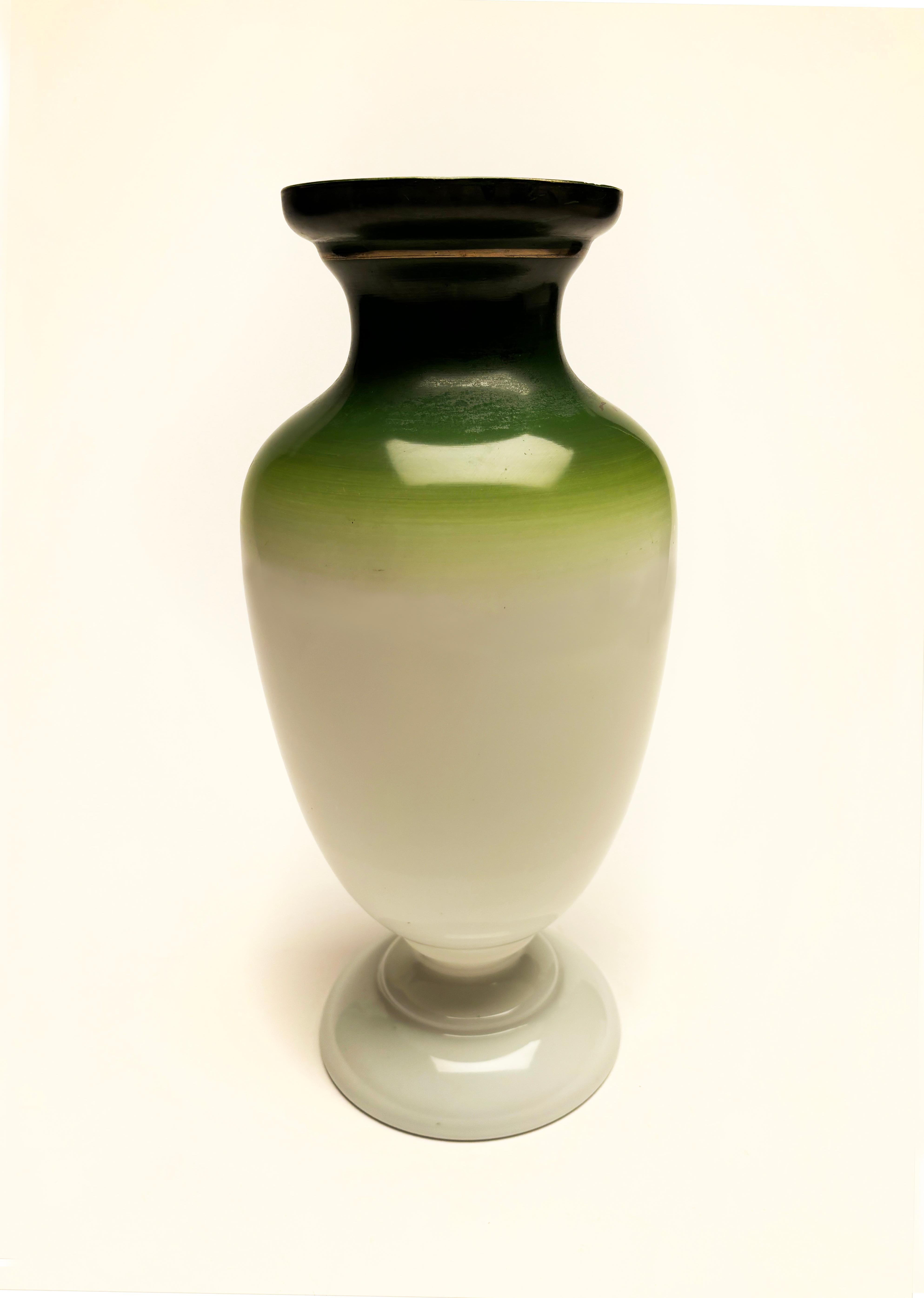 Français Vase Art nouveau français du 19ème siècle en verre opalin, motif japonais peint à la main en vente