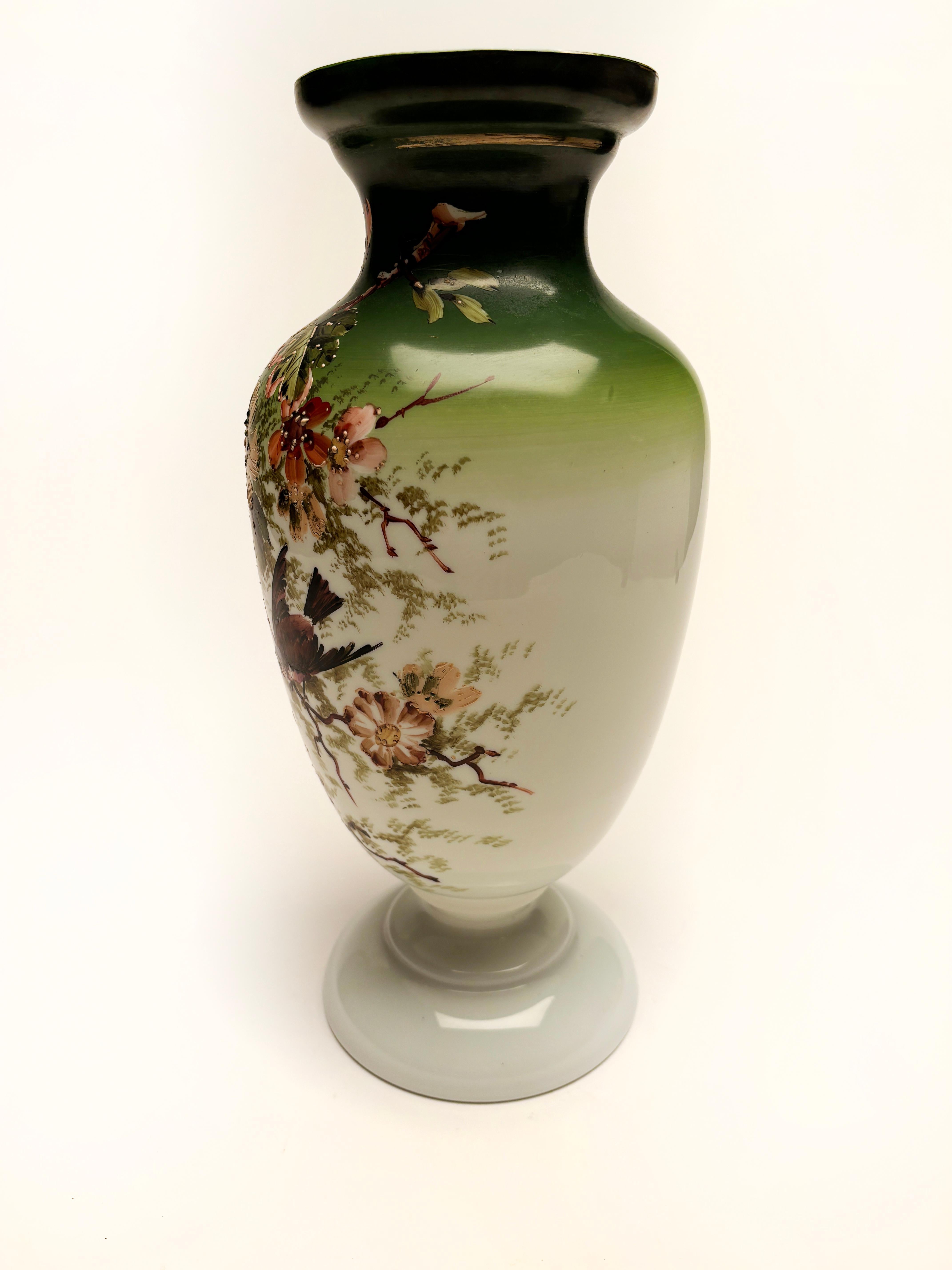 Peint à la main Vase Art nouveau français du 19ème siècle en verre opalin, motif japonais peint à la main en vente
