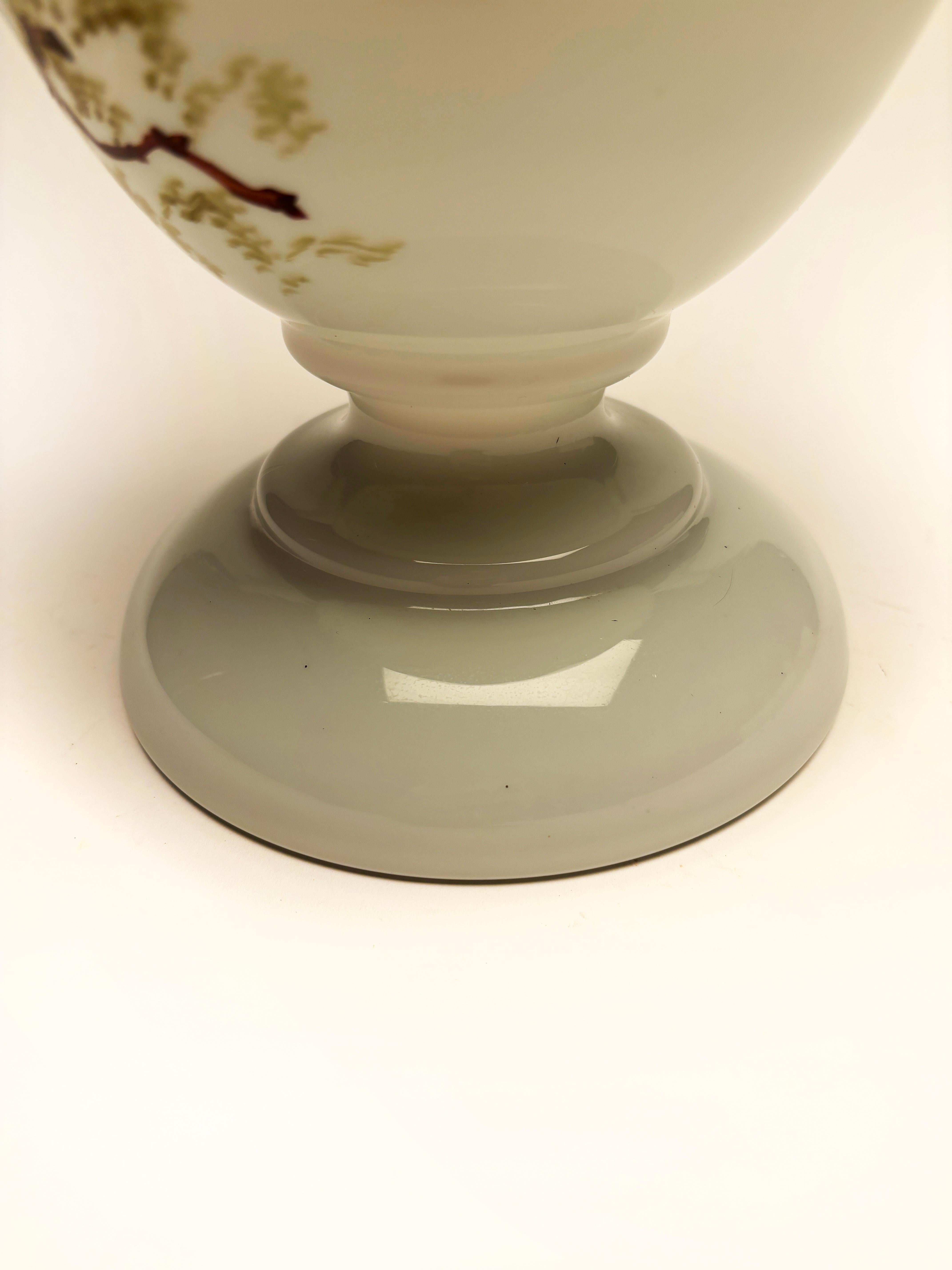 Vase Art nouveau français du 19ème siècle en verre opalin, motif japonais peint à la main Bon état - En vente à Louisville, KY