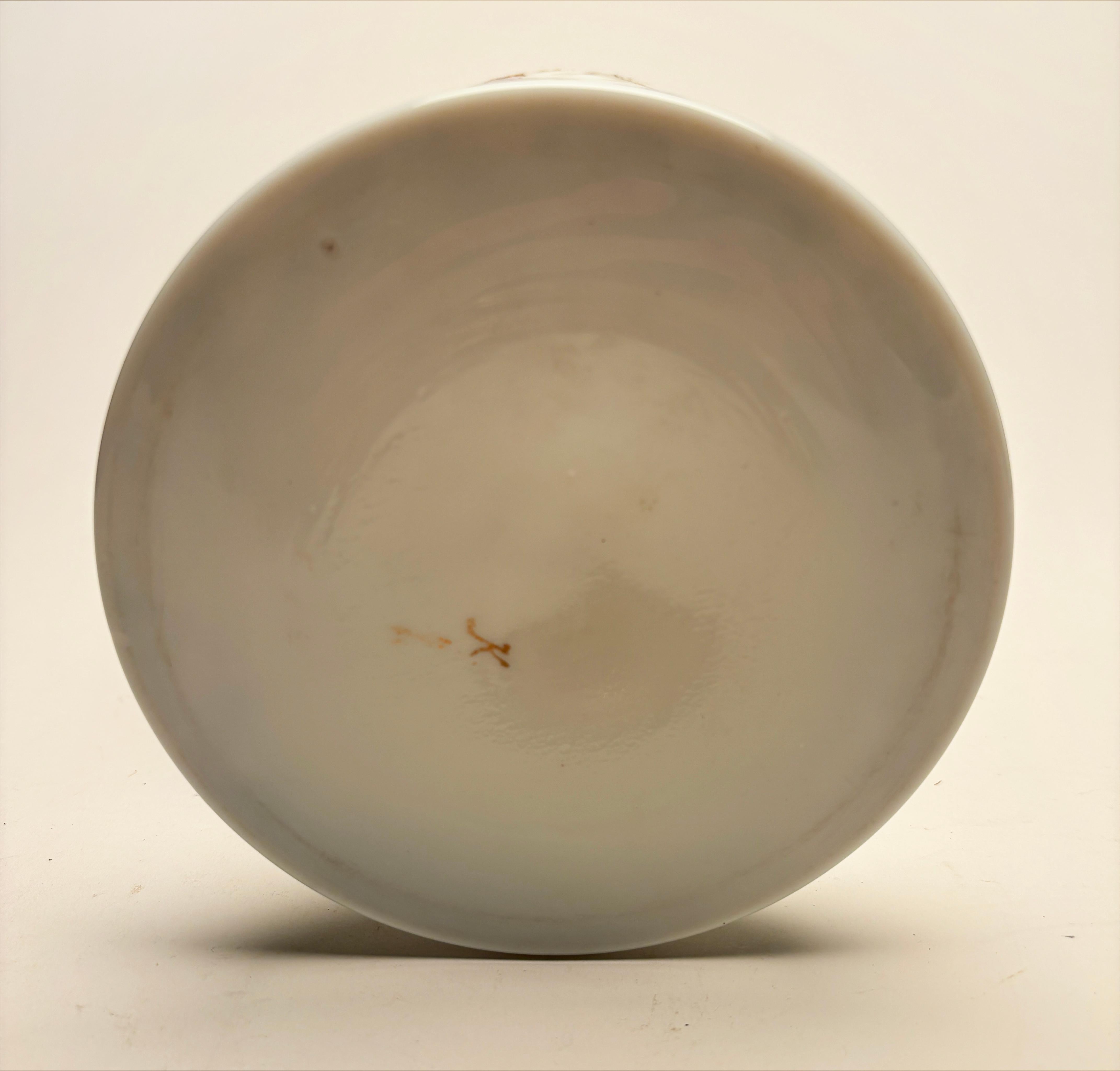 XIXe siècle Vase Art nouveau français du 19ème siècle en verre opalin, motif japonais peint à la main en vente