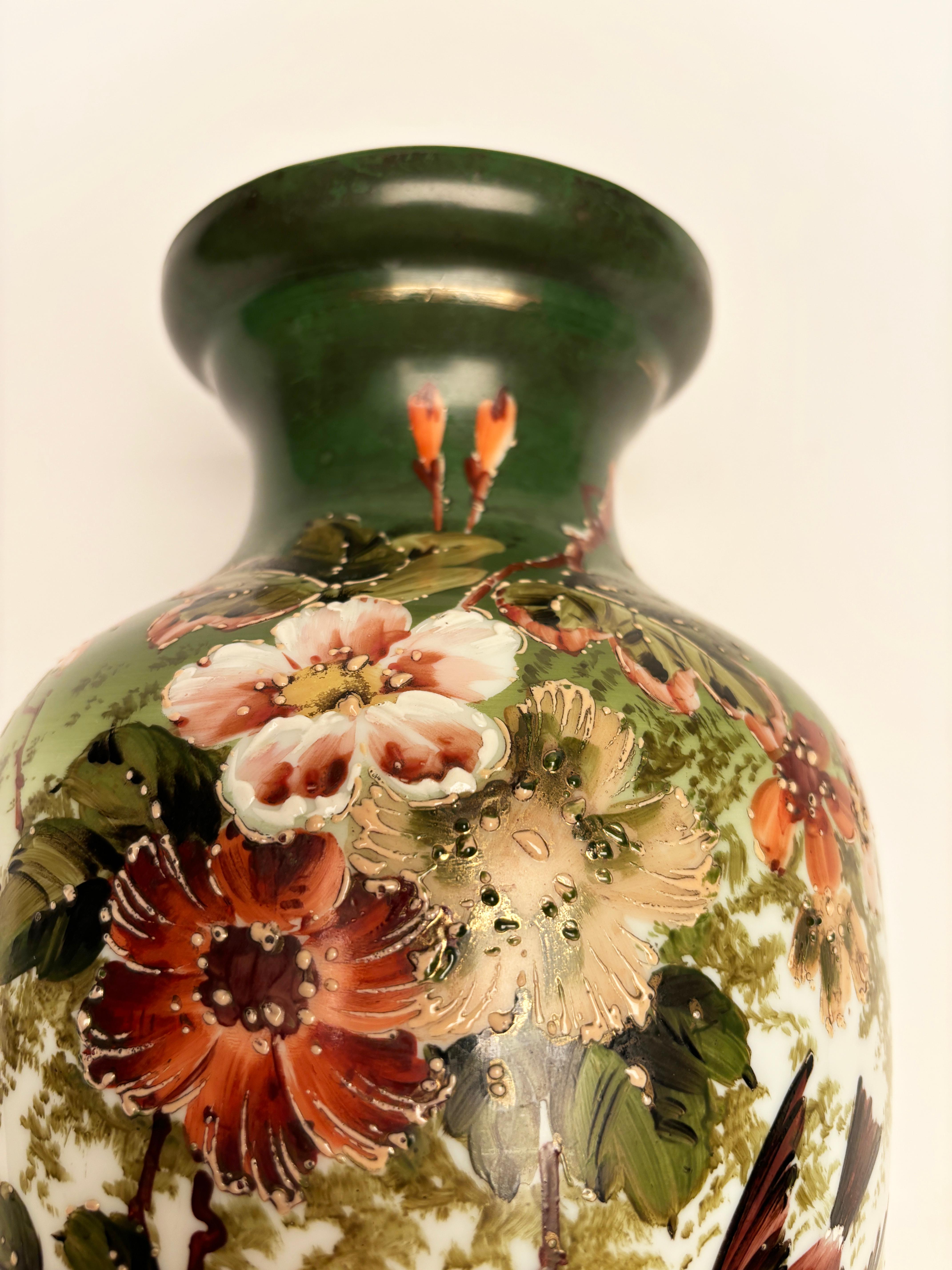 Verre Vase Art nouveau français du 19ème siècle en verre opalin, motif japonais peint à la main en vente