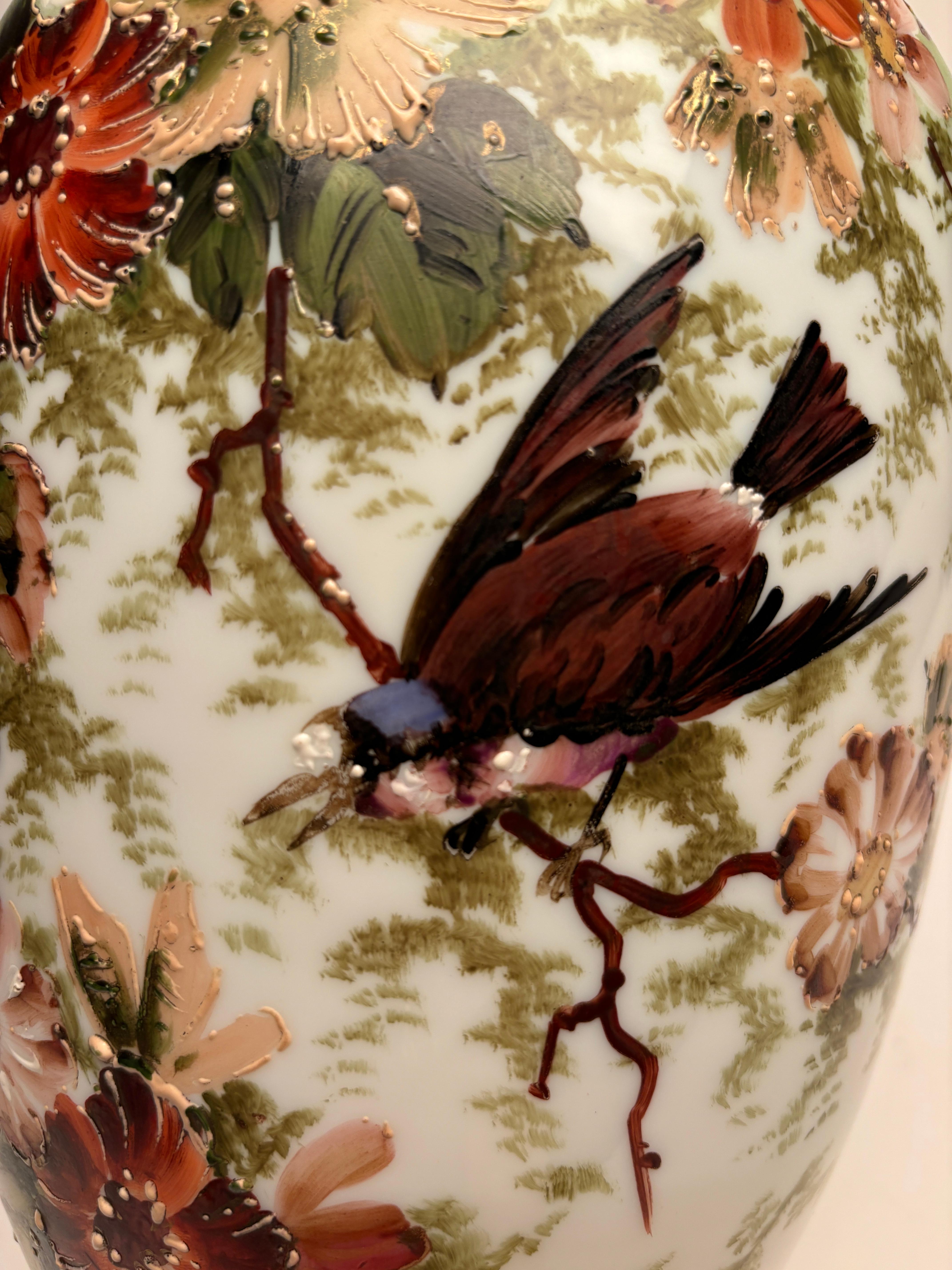 Vase Art nouveau français du 19ème siècle en verre opalin, motif japonais peint à la main en vente 1
