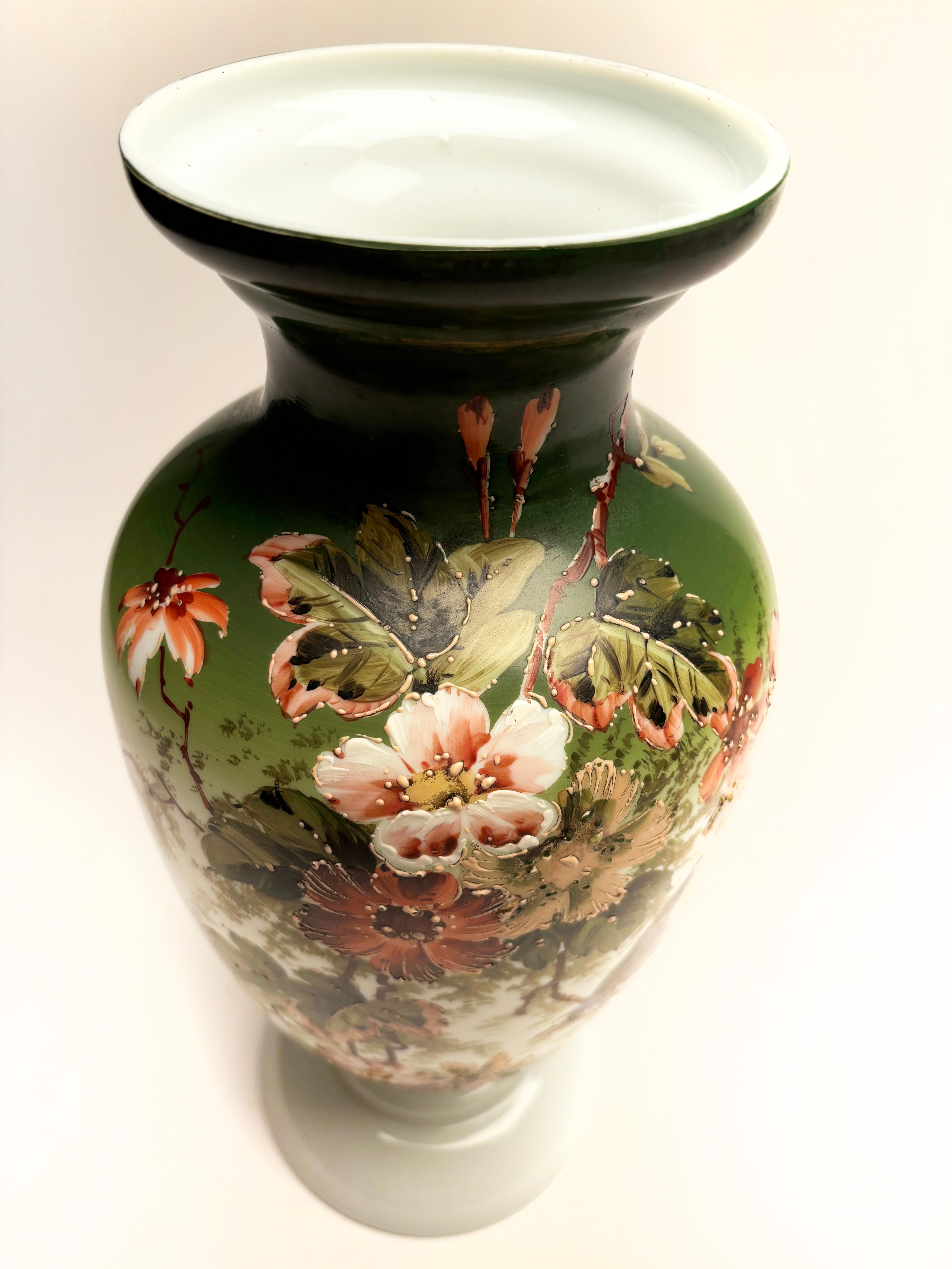 Vase Art nouveau français du 19ème siècle en verre opalin, motif japonais peint à la main en vente 2