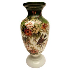 Französische Jugendstilvase aus Opalglas im Art nouveau-Stil des 19. Jahrhunderts, handbemalt mit japanischem Motiv