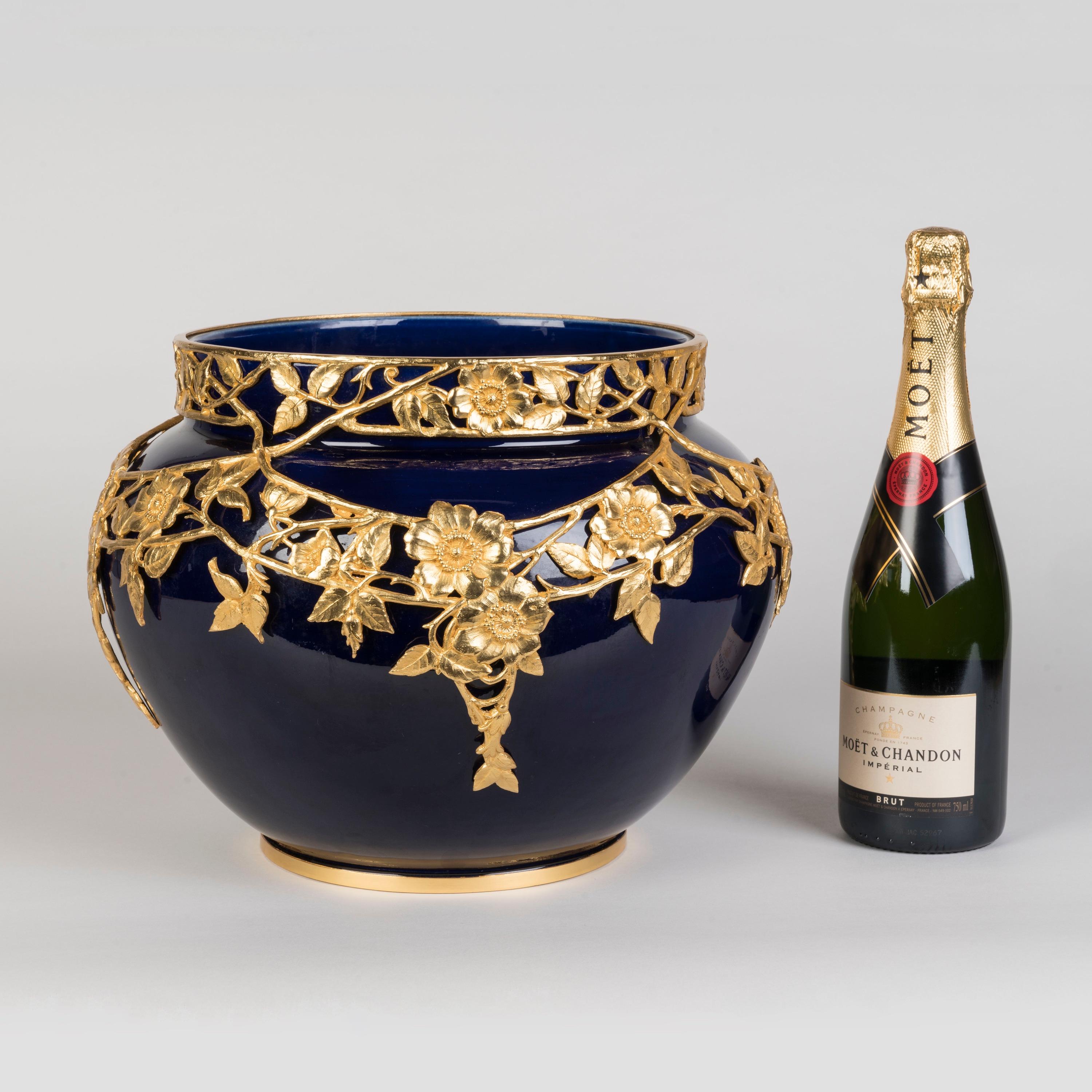 Art Nouveau Ciotola in porcellana blu con montatura in ormù del XIX secolo in vendita
