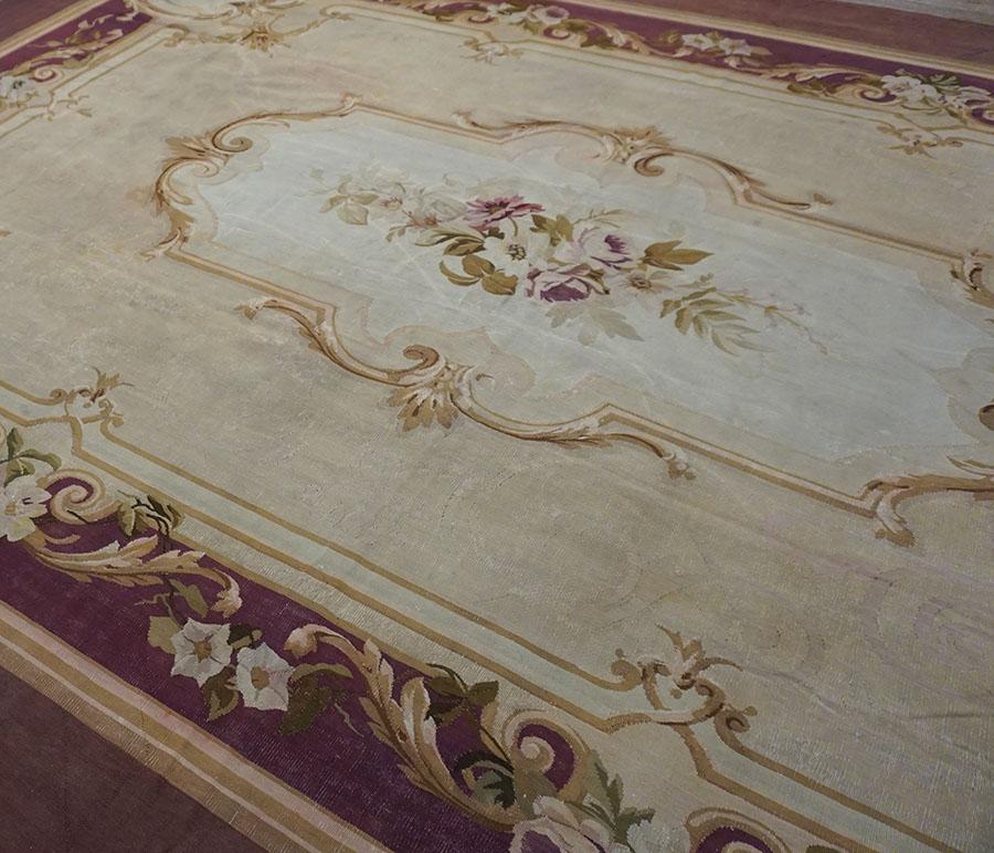 19th Century French Aubusson Carpet ( 9'3' x 13' - 282 x 396 ) In Good Condition For Sale In New York, NY