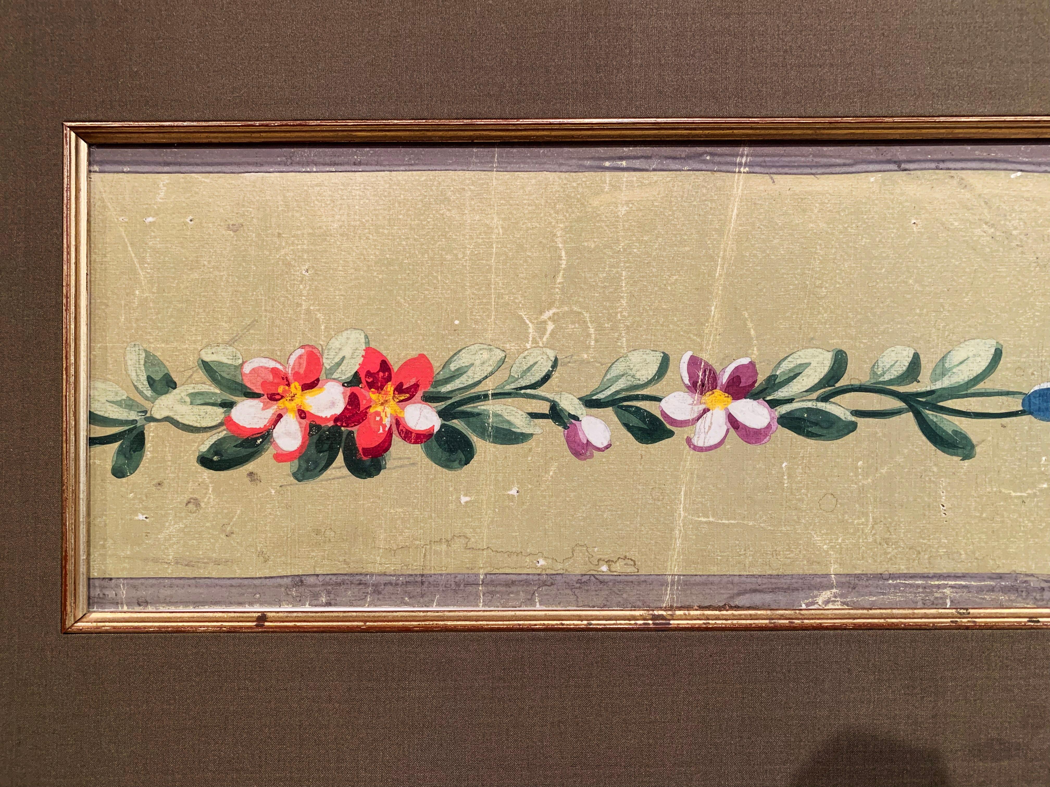 Dekorieren Sie eine Schlafzimmerwand mit dieser farbenfrohen, antiken Aubusson-Zeichnung. Das um 1820 in der französischen Stadt Aubusson entstandene, schlichte und elegante Gouachebild auf Papier ist von Hand mit einem Blumen- und Blattmotiv bemalt