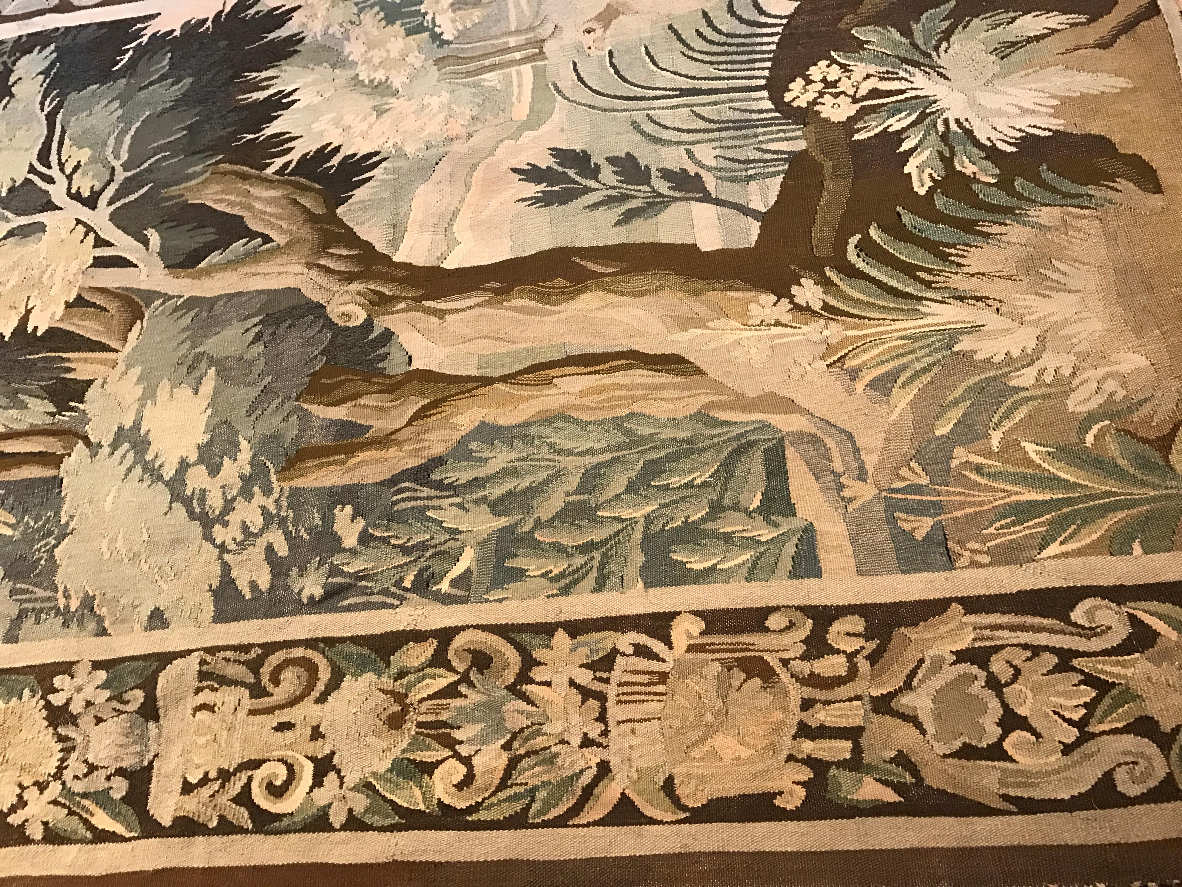 Colloca questo arazzo antico lungo e stretto in una scala o tra due finestre per dare un tocco di colore. Tessuto a mano ad Aubusson, in Francia, intorno al 1860, questo splendido pezzo da parete in verdure ha il suo bordo originale di frutta e