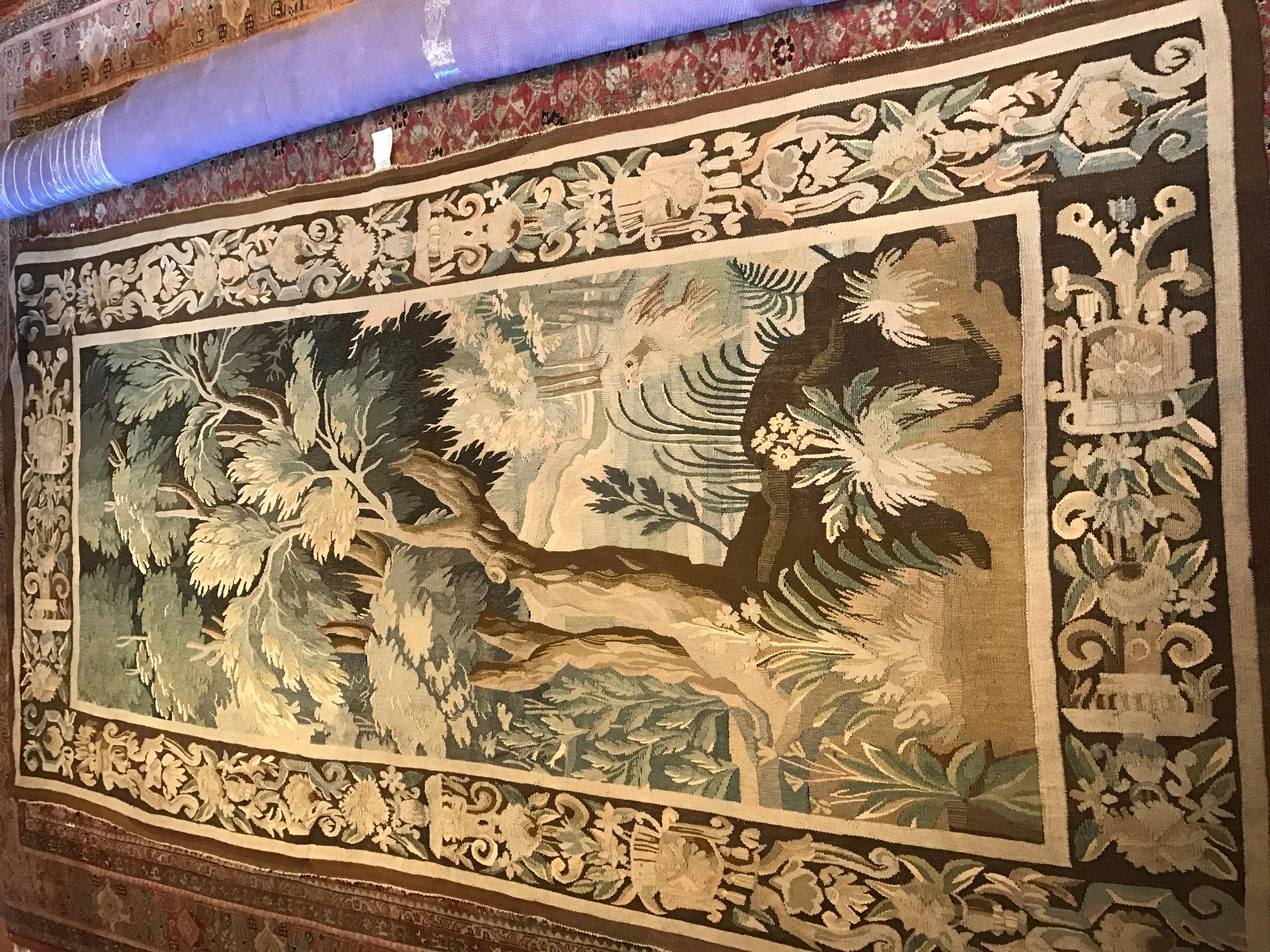 Francese Arazzo Aubusson francese del XIX secolo in Greene & Greene con uccelli e fogliame in vendita