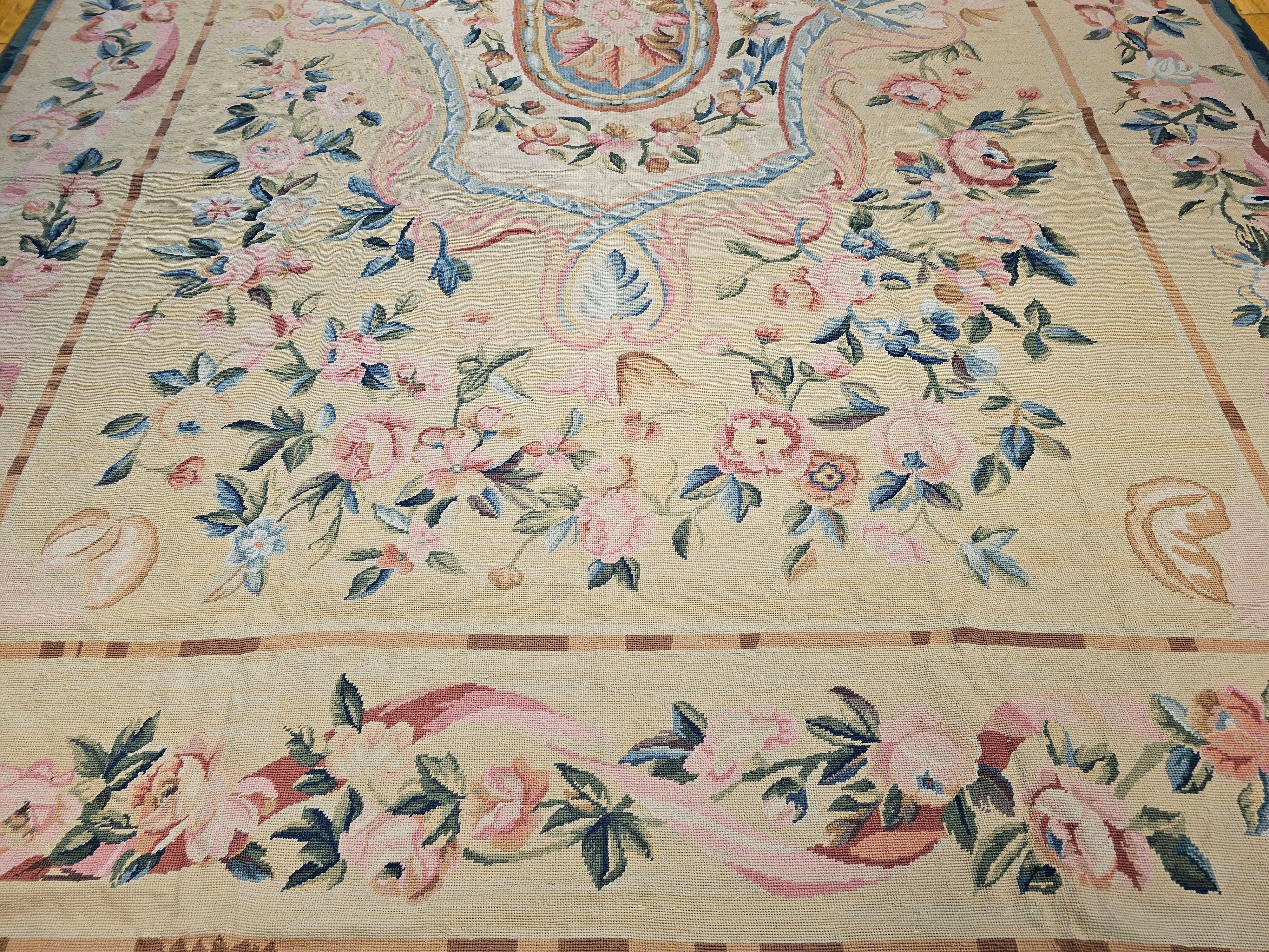 Tessuto a mano Tappeto Aubusson francese della fine del XIX secolo a punta d'ago in avorio, verde, rosa, blu in vendita