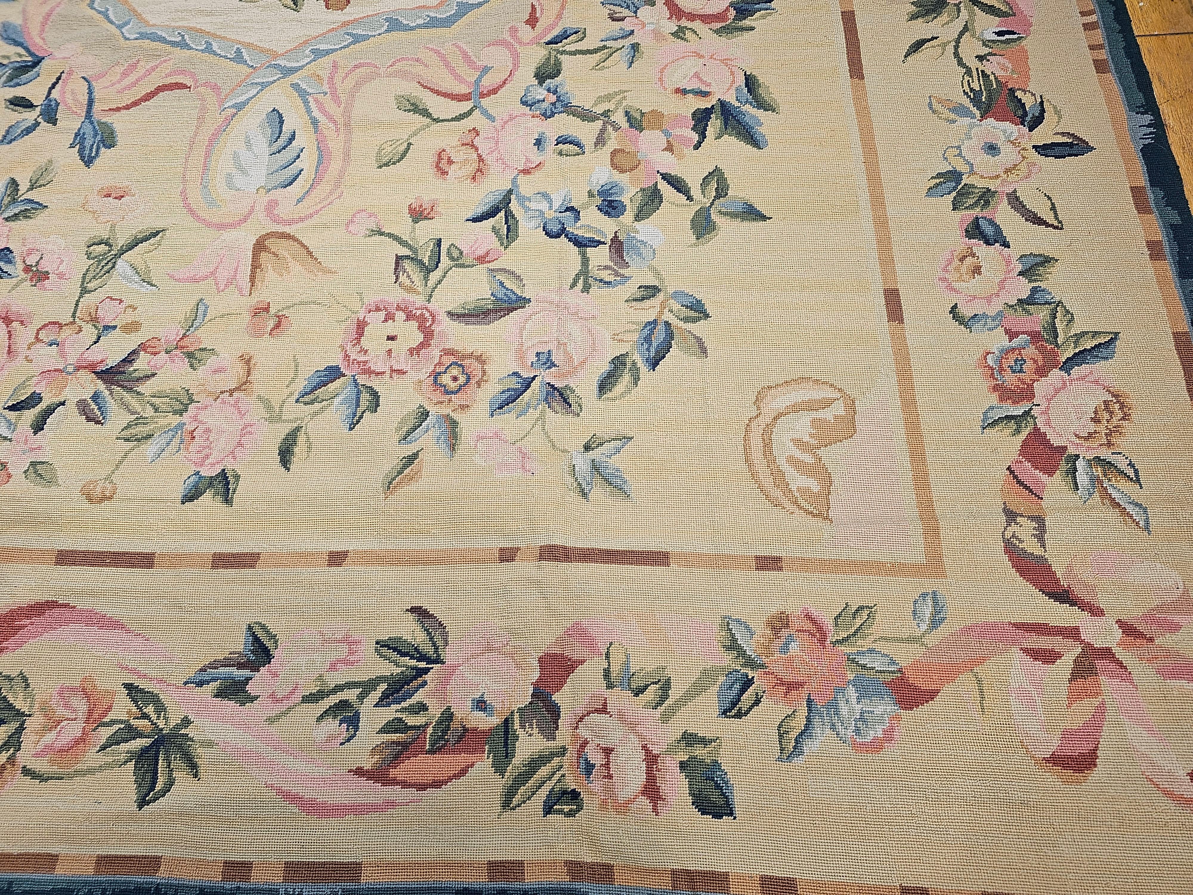 Tappeto Aubusson francese della fine del XIX secolo a punta d'ago in avorio, verde, rosa, blu in vendita 3