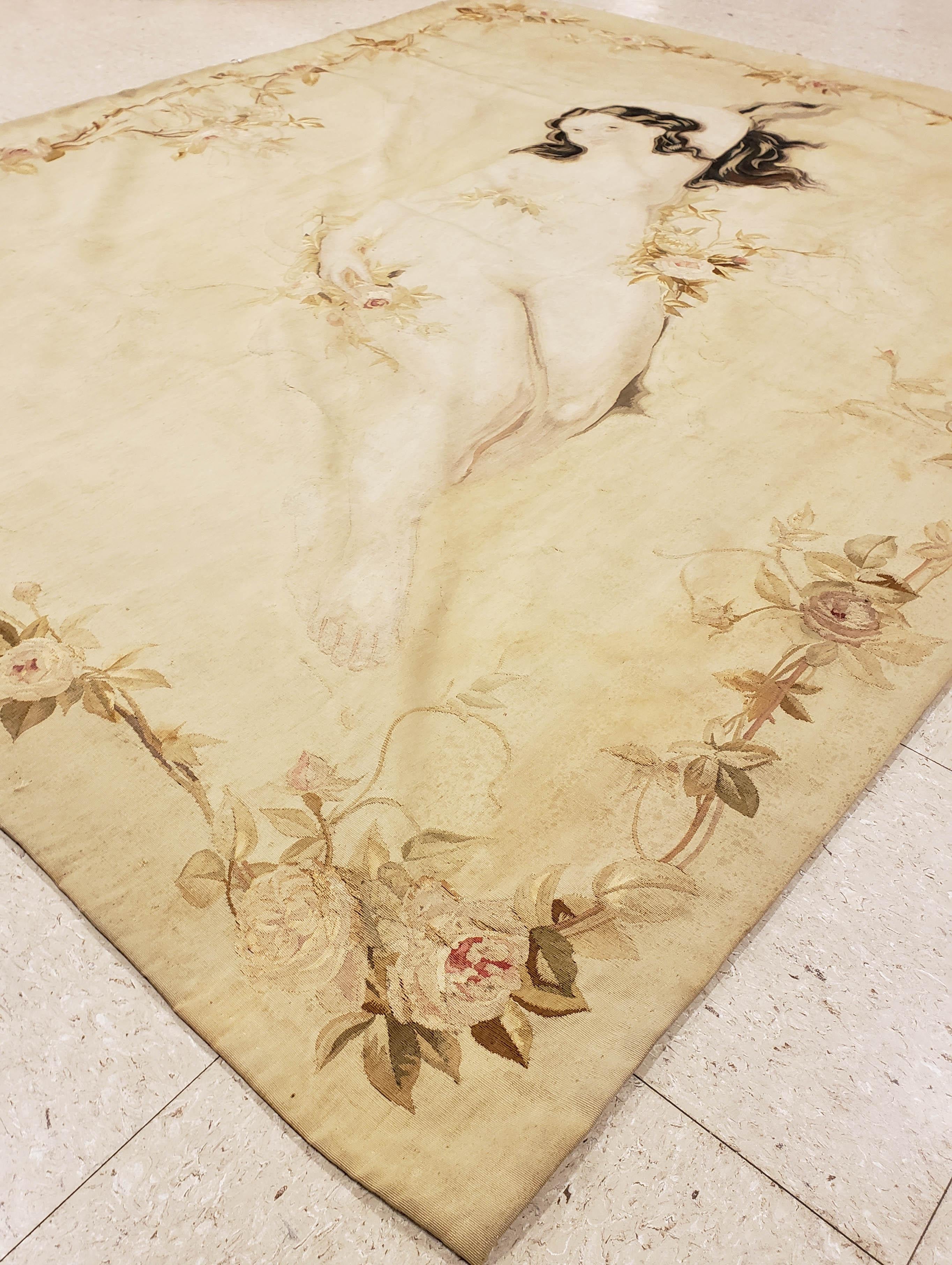 On ne le reverra plus jamais ! Splendide exemple d'une tapisserie d'Aubusson ancienne finement tissée, cette pièce particulière illustre l'exquisité de l'une des plus fabuleuses tapisseries que nous ayons jamais possédées. Une jeune femme regarde
