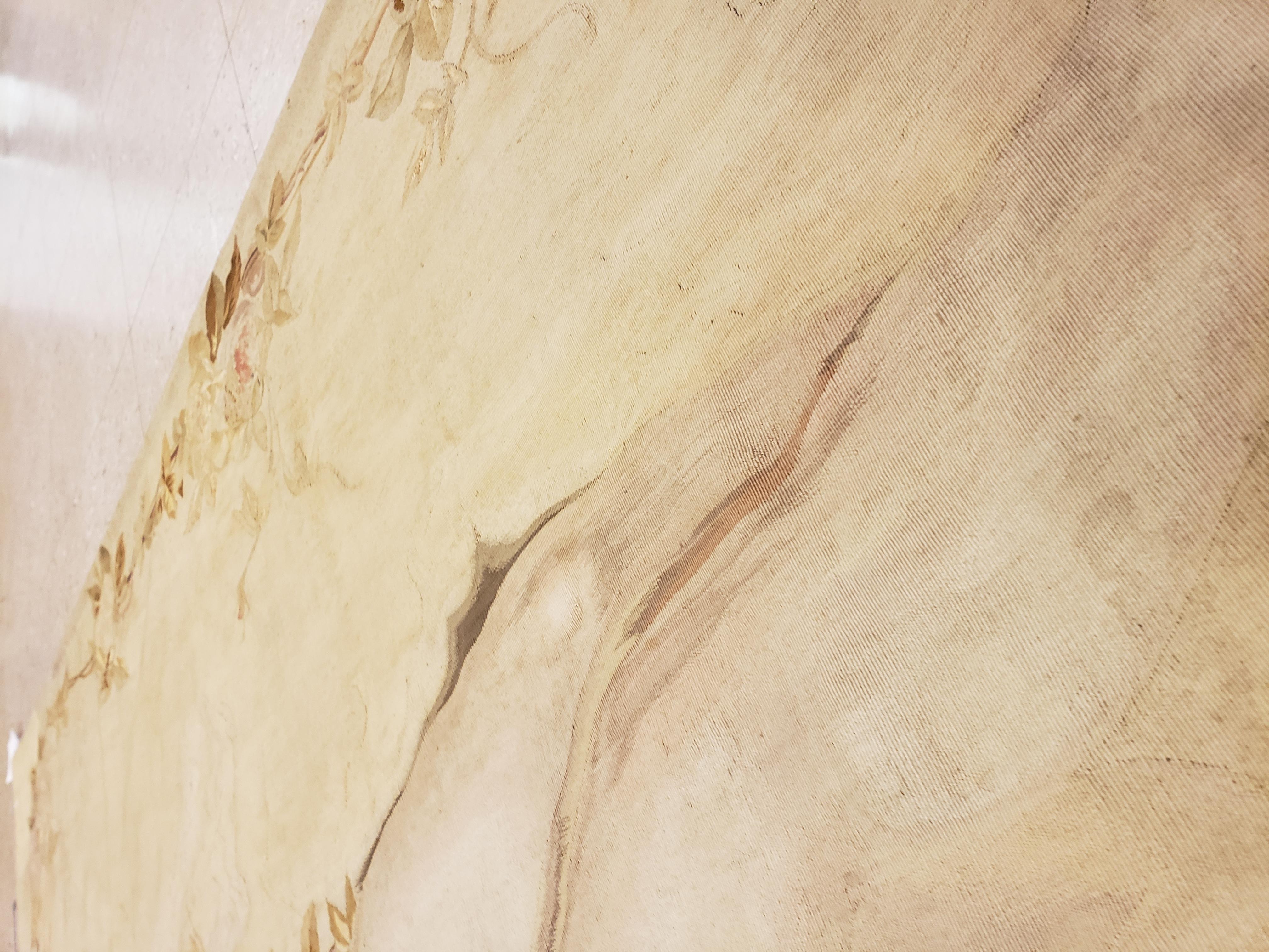 tapisserie d'Aubusson française du 19ème siècle:: finement tissée:: Femme nue:: couleurs douces Excellent état - En vente à Port Washington, NY