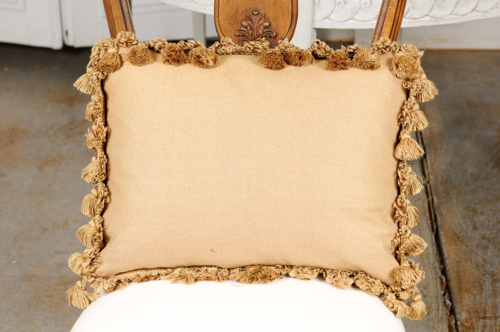 Cuscino francese ad arazzo Aubusson del XIX secolo con cesto floreale e nappe in vendita 4