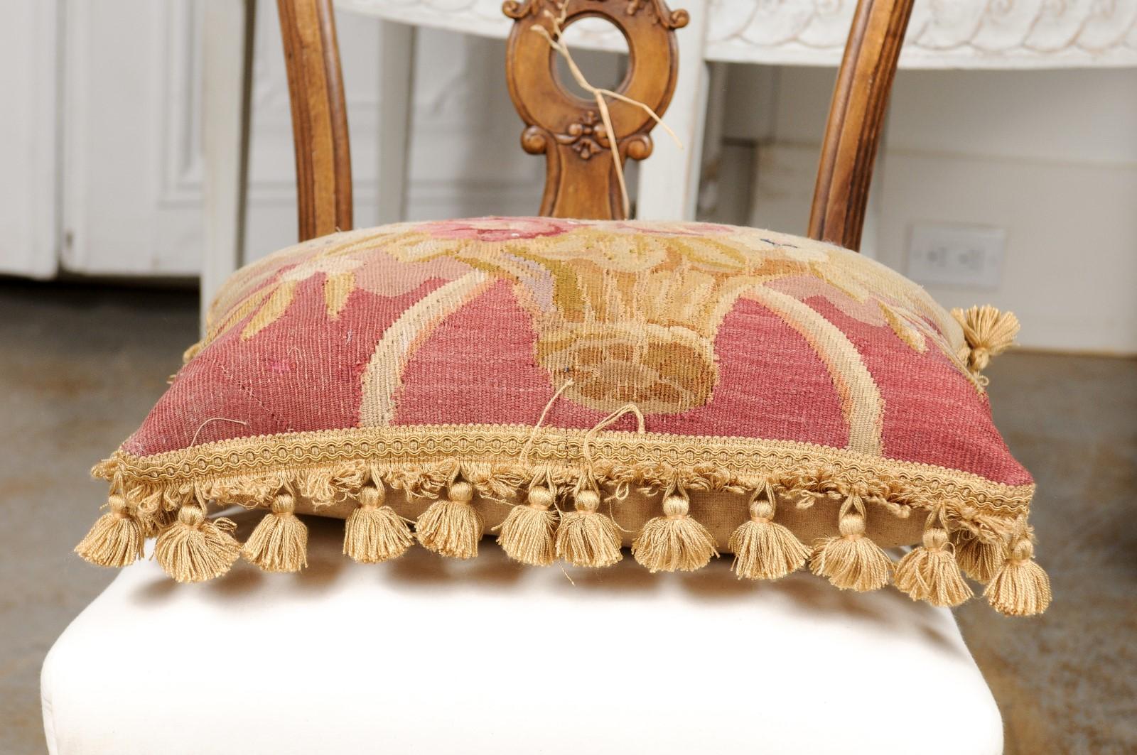 Cuscino francese ad arazzo Aubusson del XIX secolo con cesto floreale e nappe in vendita 5