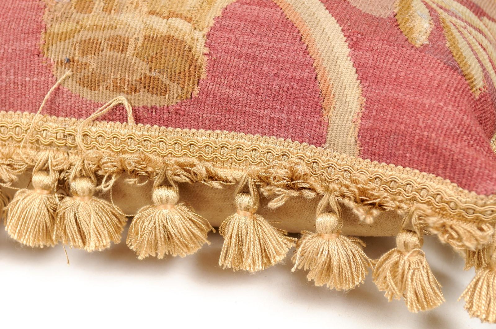 Cuscino francese ad arazzo Aubusson del XIX secolo con cesto floreale e nappe in vendita 6
