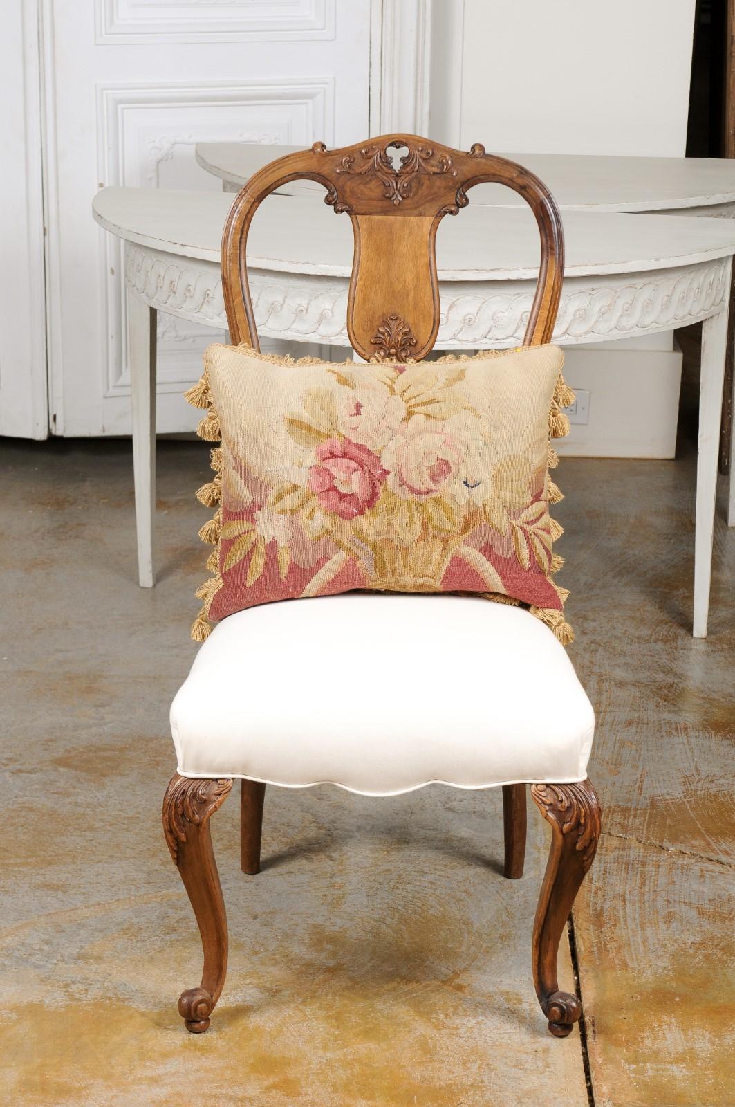 Cuscino francese realizzato con arazzo Aubusson del XIX secolo, con decorazioni floreali e nappe. Realizzato con uno squisito arazzo creato nel XIX secolo nella manifattura di Aubusson, nella Francia centrale, questo cuscino orizzontale è ornato da