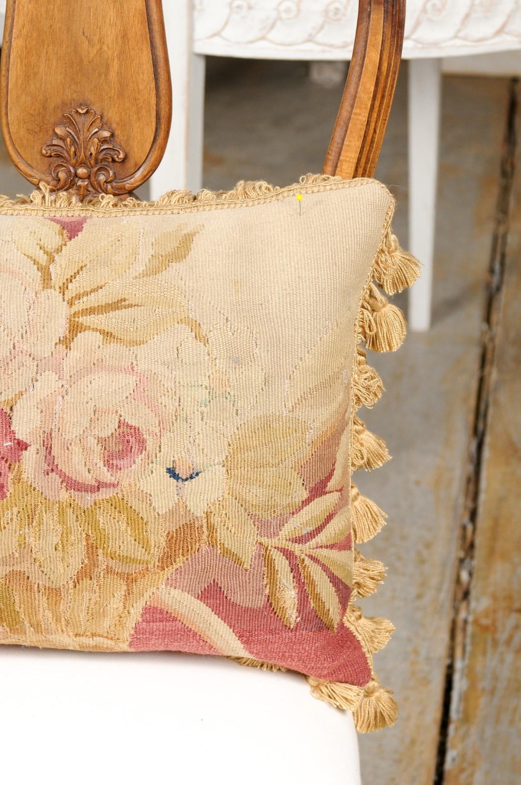 Tessuto Cuscino francese ad arazzo Aubusson del XIX secolo con cesto floreale e nappe in vendita