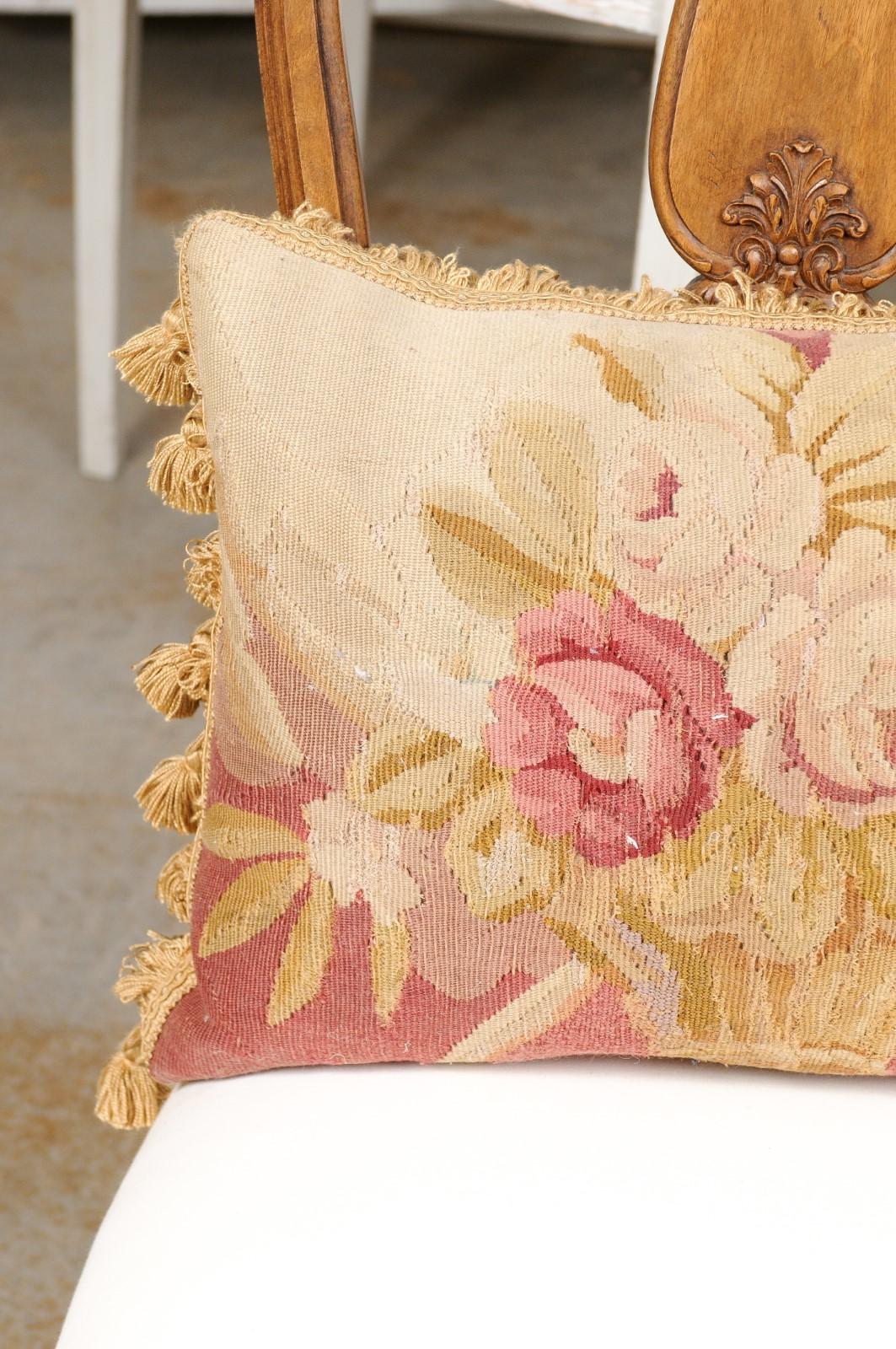Cuscino francese ad arazzo Aubusson del XIX secolo con cesto floreale e nappe In condizioni buone in vendita a Atlanta, GA