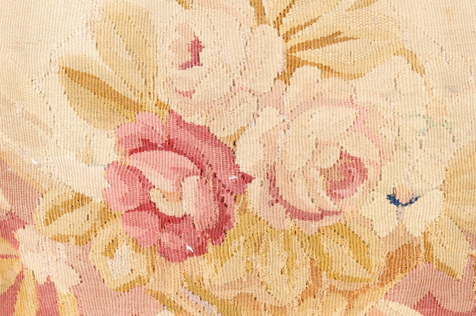 Arazzo Cuscino francese ad arazzo Aubusson del XIX secolo con cesto floreale e nappe in vendita