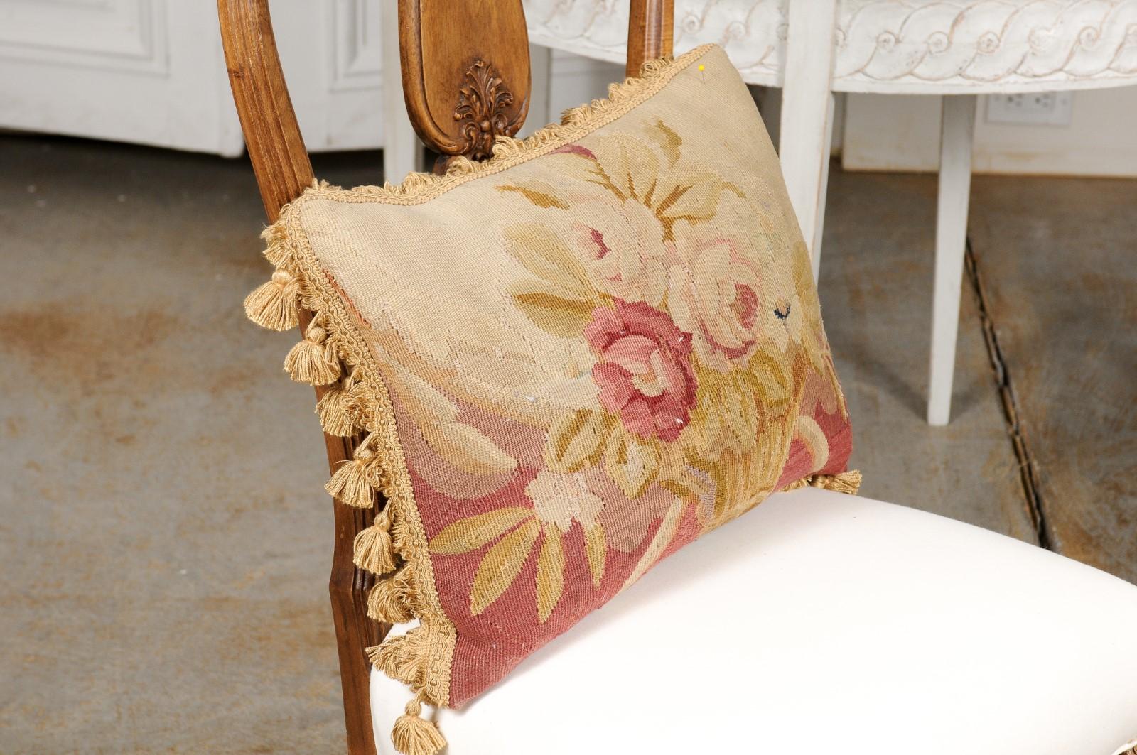 Cuscino francese ad arazzo Aubusson del XIX secolo con cesto floreale e nappe in vendita 1