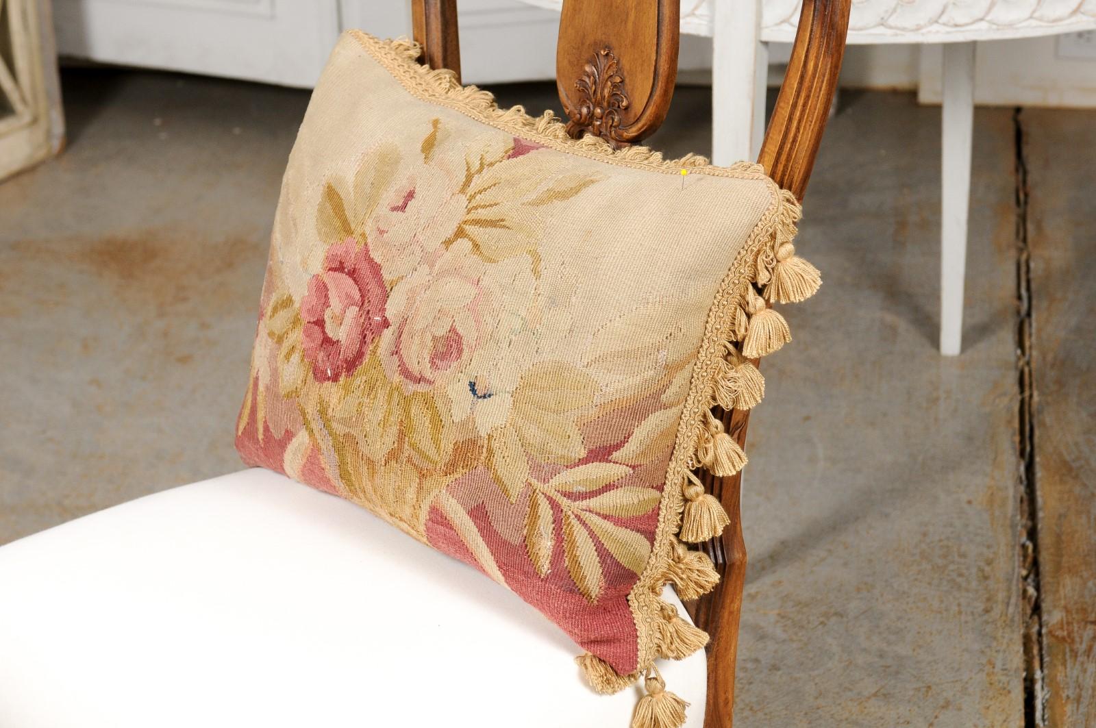 Cuscino francese ad arazzo Aubusson del XIX secolo con cesto floreale e nappe in vendita 2