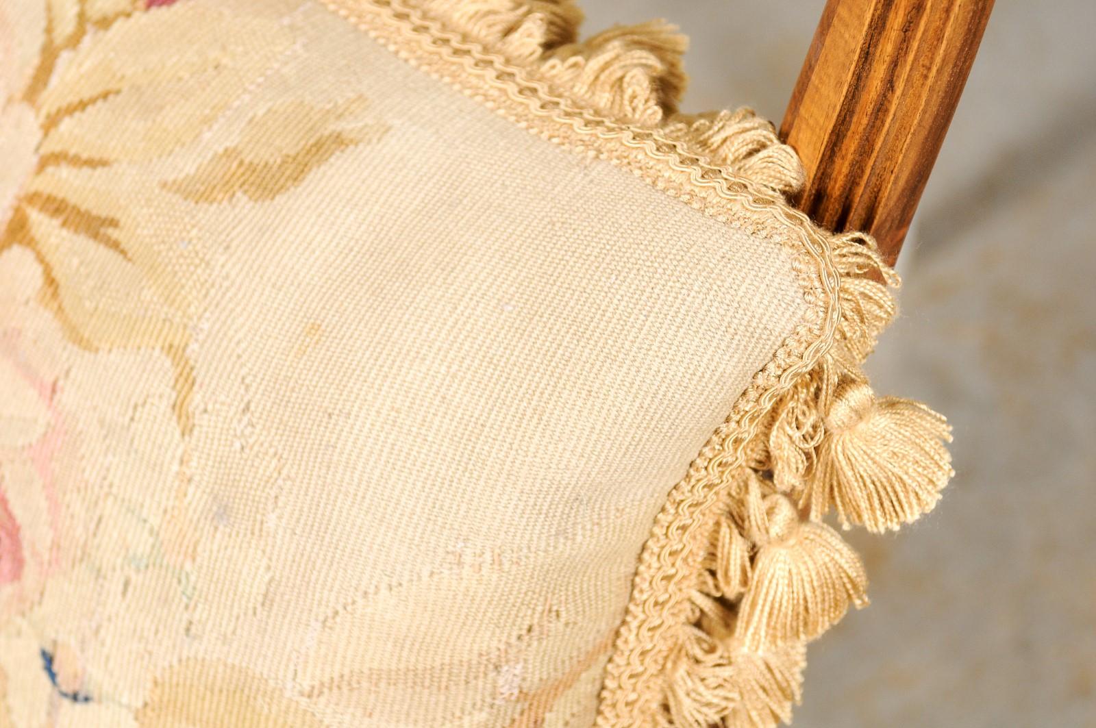 Cuscino francese ad arazzo Aubusson del XIX secolo con cesto floreale e nappe in vendita 3