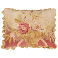 Coussin en tapisserie d'Aubusson du 19ème siècle avec panier à fleurs et glands