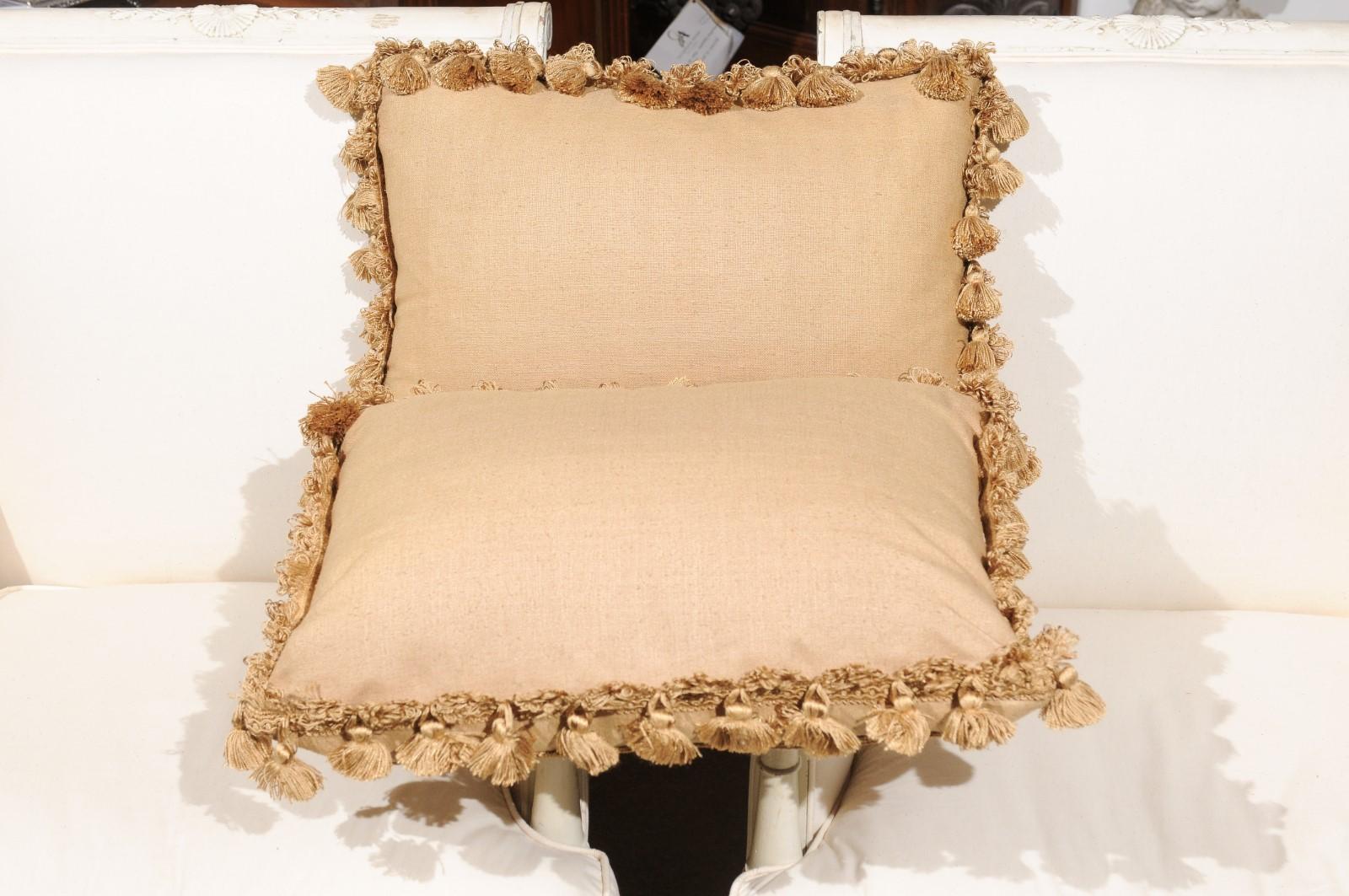 Cuscino francese ad arazzo Aubusson del XIX secolo con fiori e piccole nappe in vendita 3