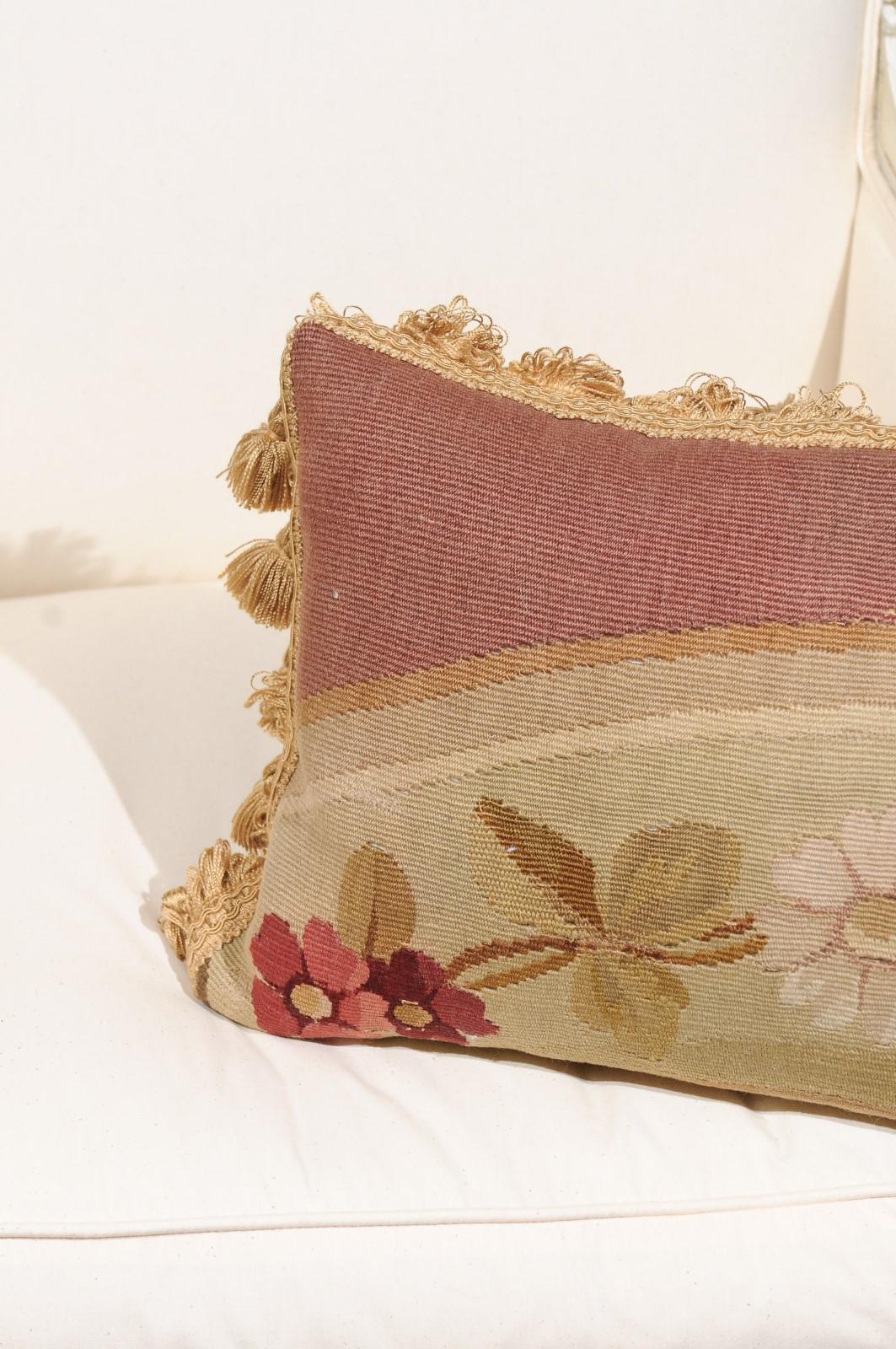 Cuscino francese ad arazzo Aubusson del XIX secolo con fiori e piccole nappe in vendita 4