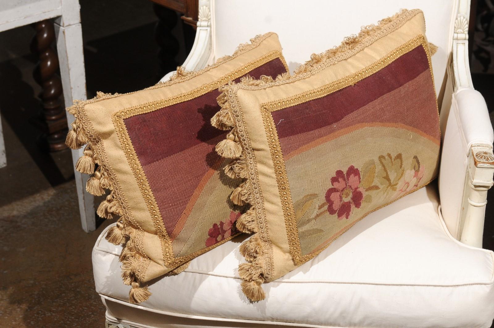 Cuscino francese ad arazzo Aubusson del XIX secolo con fiori e piccole nappe in vendita 4
