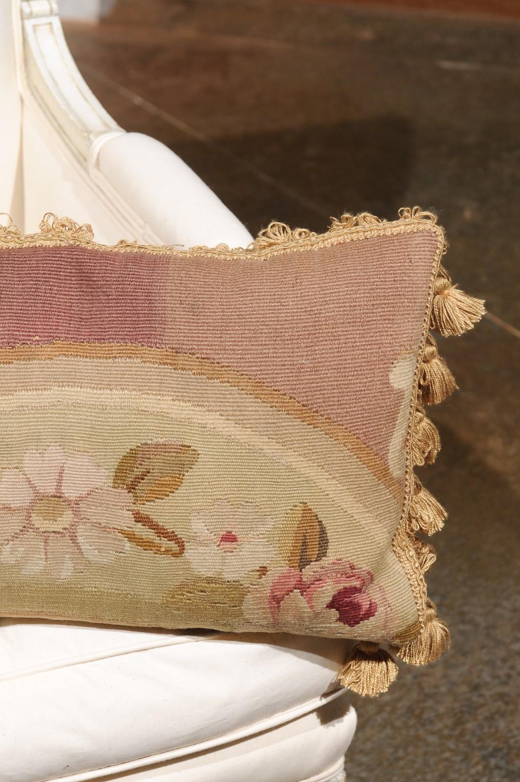 Cuscino francese ad arazzo Aubusson del XIX secolo con fiori e piccole nappe in vendita 5