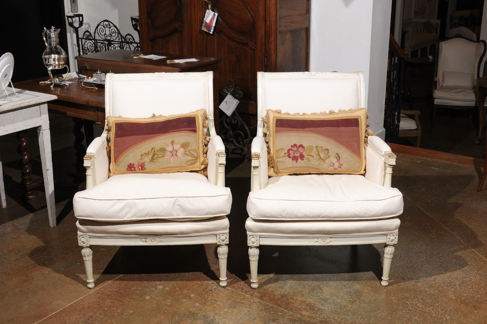 Cuscino francese con arazzo Aubusson del XIX secolo, con decorazioni floreali e piccole nappe. Al momento ne abbiamo due disponibili, al prezzo di 995 dollari l'una. Creato nella manifattura di arazzi di Aubusson, nella Francia centrale, durante il