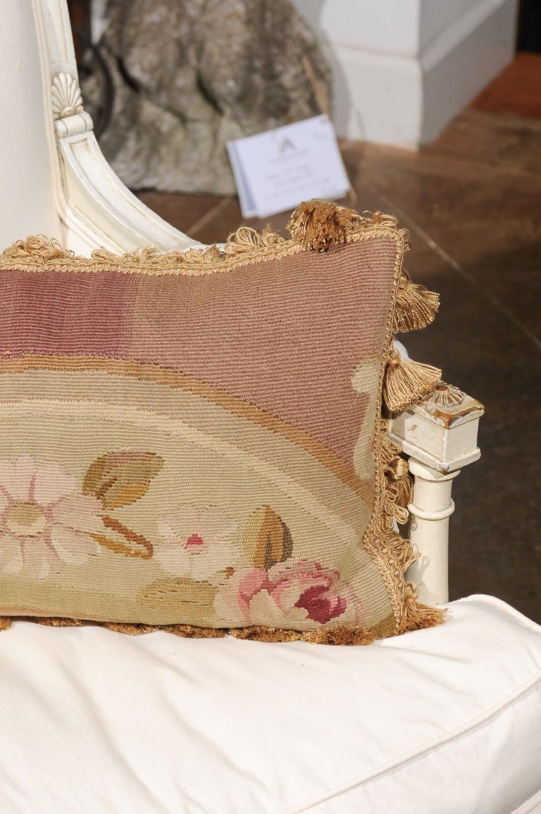 Francese Cuscino francese ad arazzo Aubusson del XIX secolo con fiori e piccole nappe in vendita