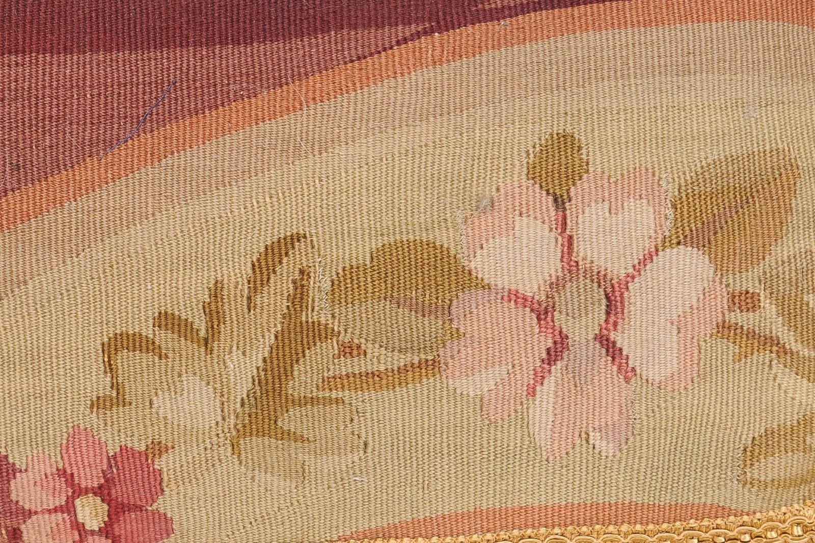 Francese Cuscino francese ad arazzo Aubusson del XIX secolo con fiori e piccole nappe in vendita