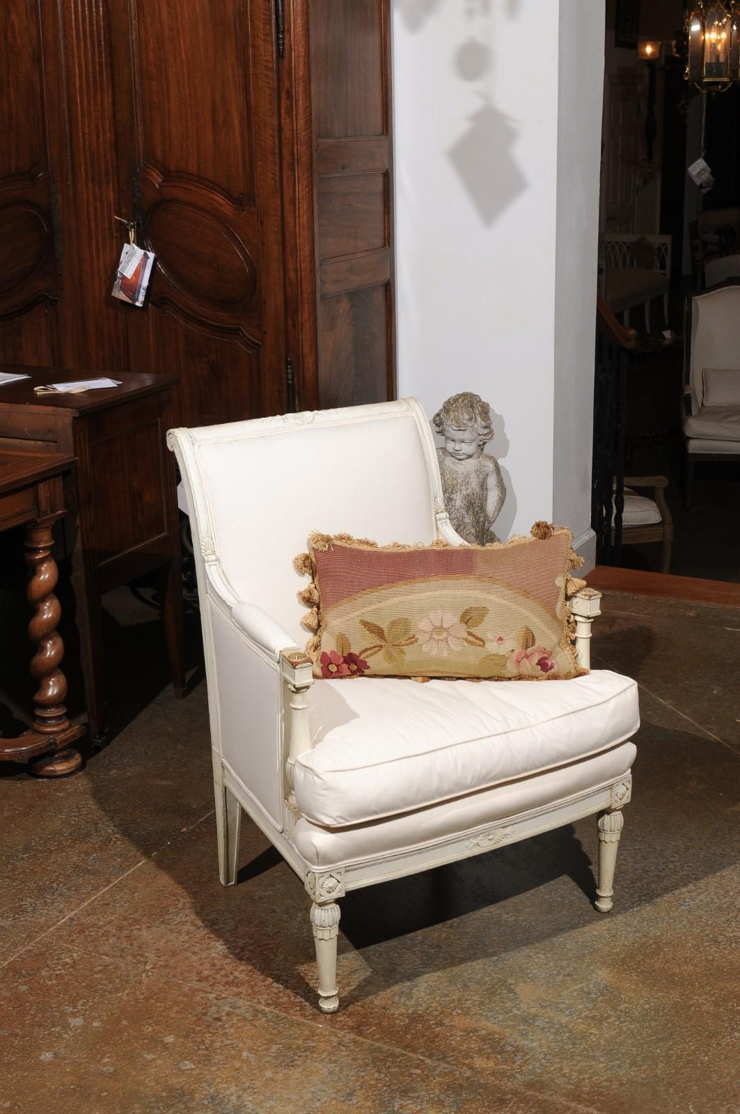 Tessuto Cuscino francese ad arazzo Aubusson del XIX secolo con fiori e piccole nappe in vendita