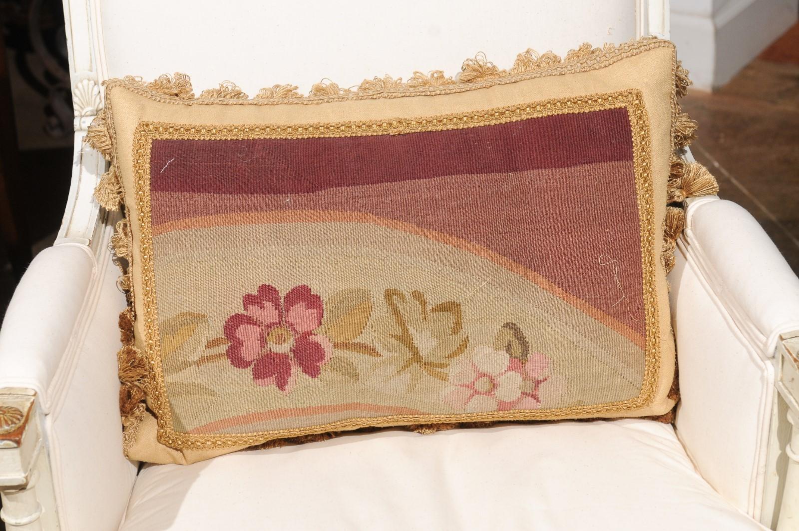 Tessuto Cuscino francese ad arazzo Aubusson del XIX secolo con fiori e piccole nappe in vendita