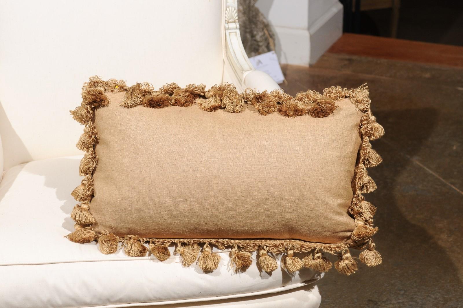 Cuscino francese ad arazzo Aubusson del XIX secolo con fiori e piccole nappe In condizioni buone in vendita a Atlanta, GA