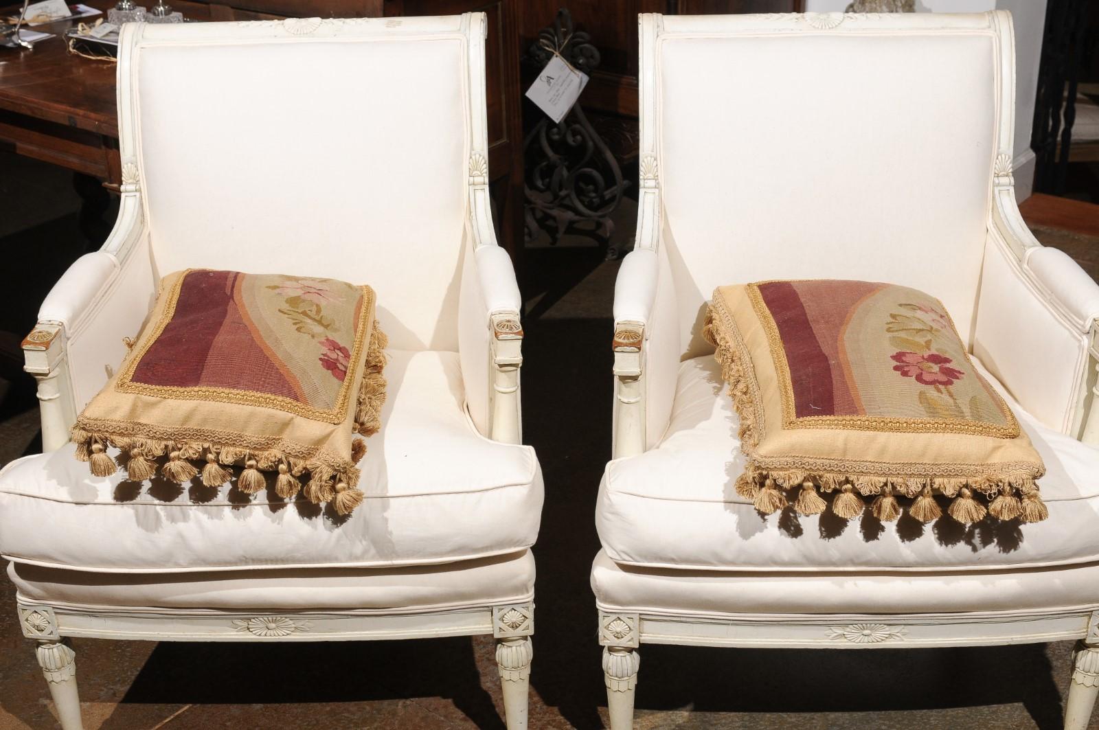 Cuscino francese ad arazzo Aubusson del XIX secolo con fiori e piccole nappe In condizioni buone in vendita a Atlanta, GA