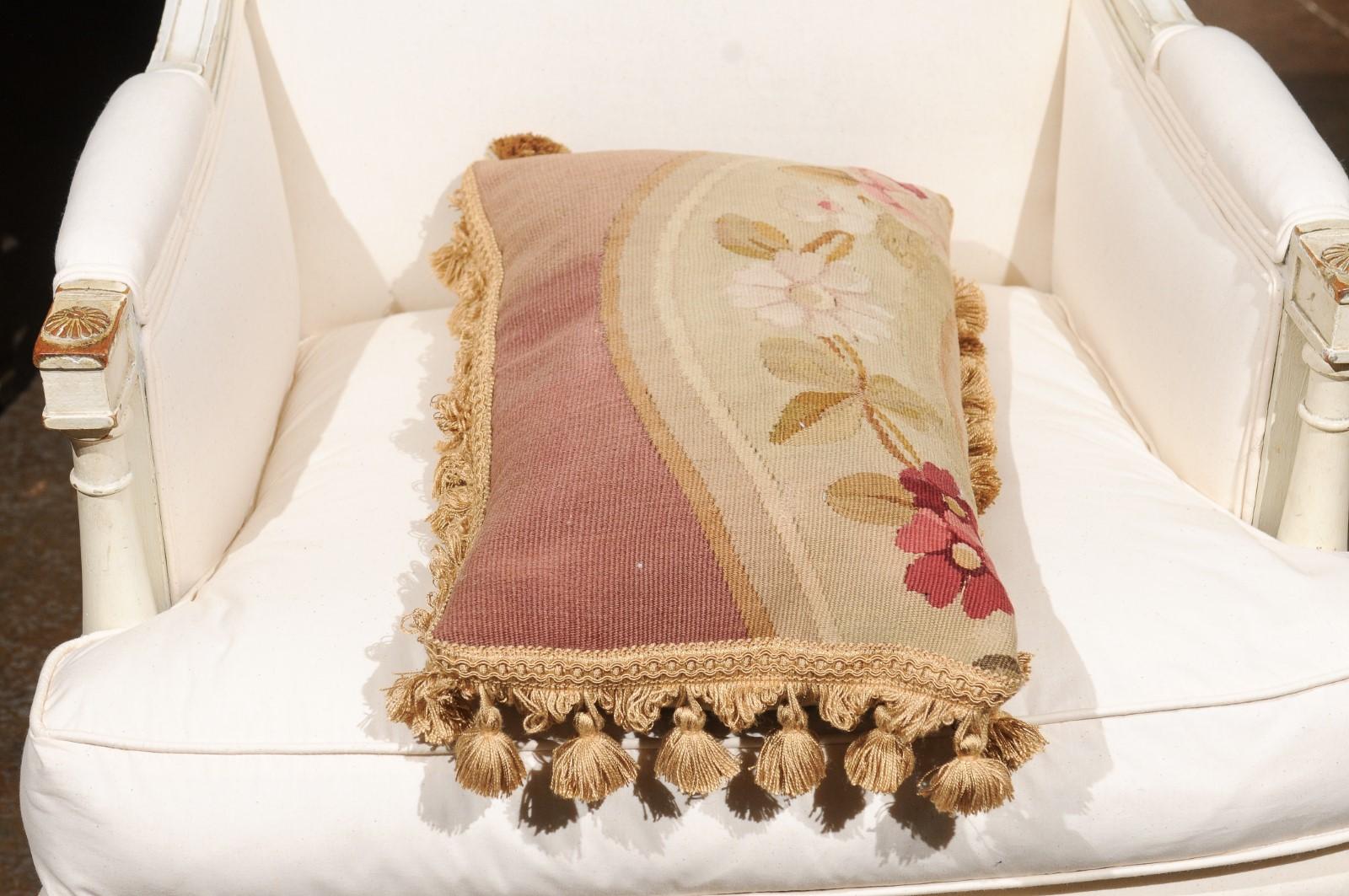 Arazzo Cuscino francese ad arazzo Aubusson del XIX secolo con fiori e piccole nappe in vendita