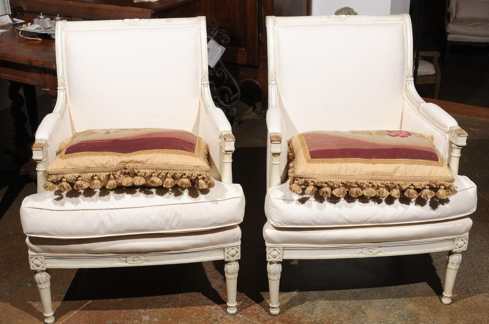 Arazzo Cuscino francese ad arazzo Aubusson del XIX secolo con fiori e piccole nappe in vendita