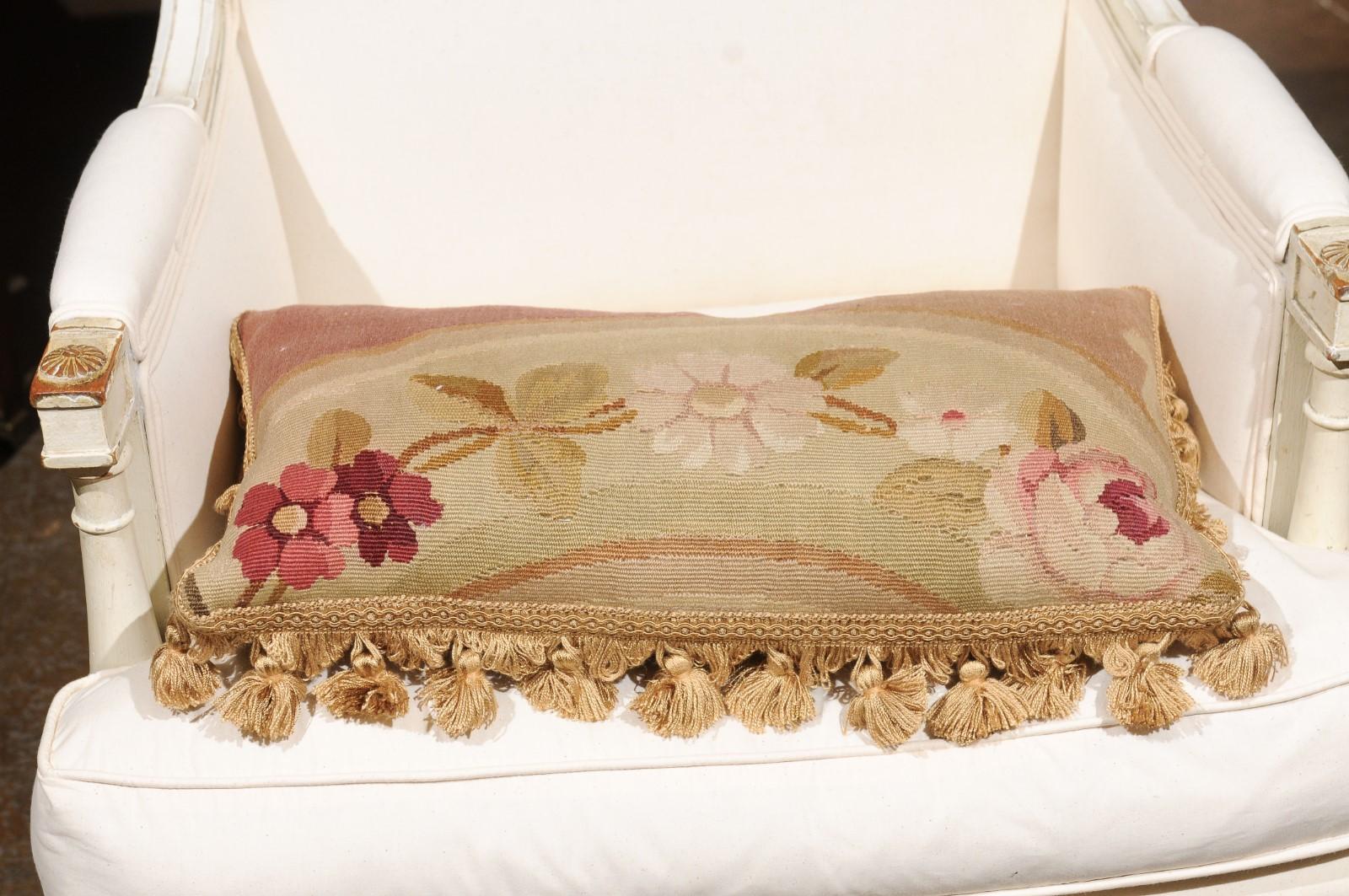Cuscino francese ad arazzo Aubusson del XIX secolo con fiori e piccole nappe in vendita 1