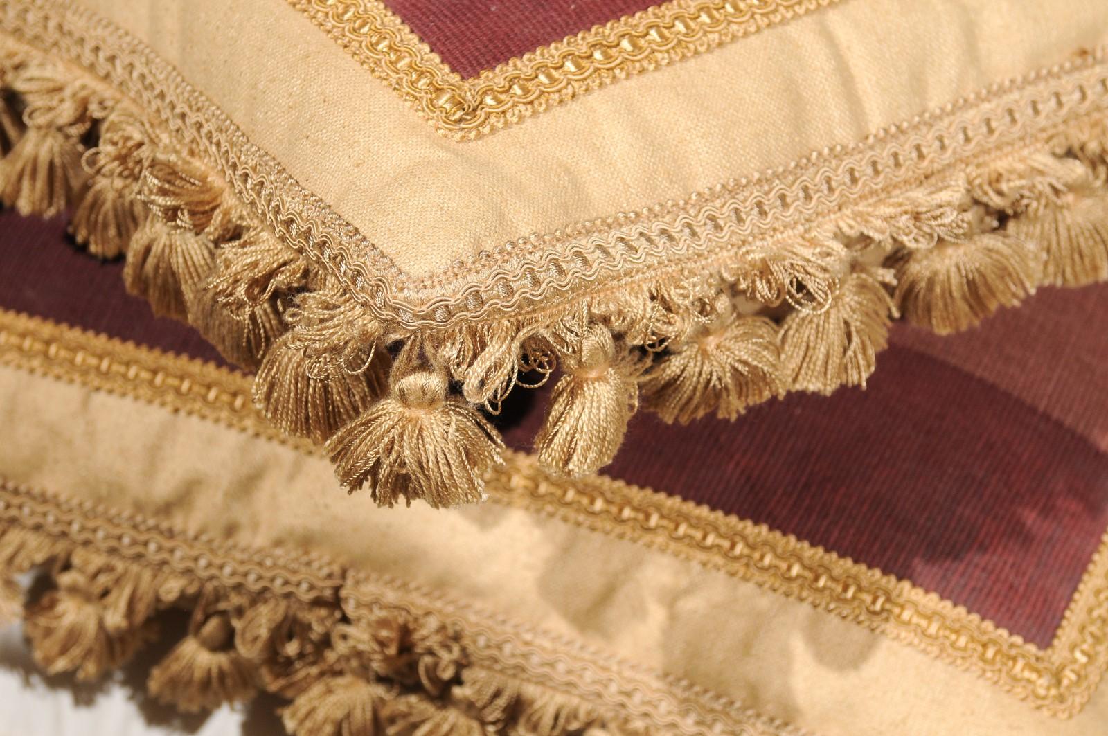 Cuscino francese ad arazzo Aubusson del XIX secolo con fiori e piccole nappe in vendita 1