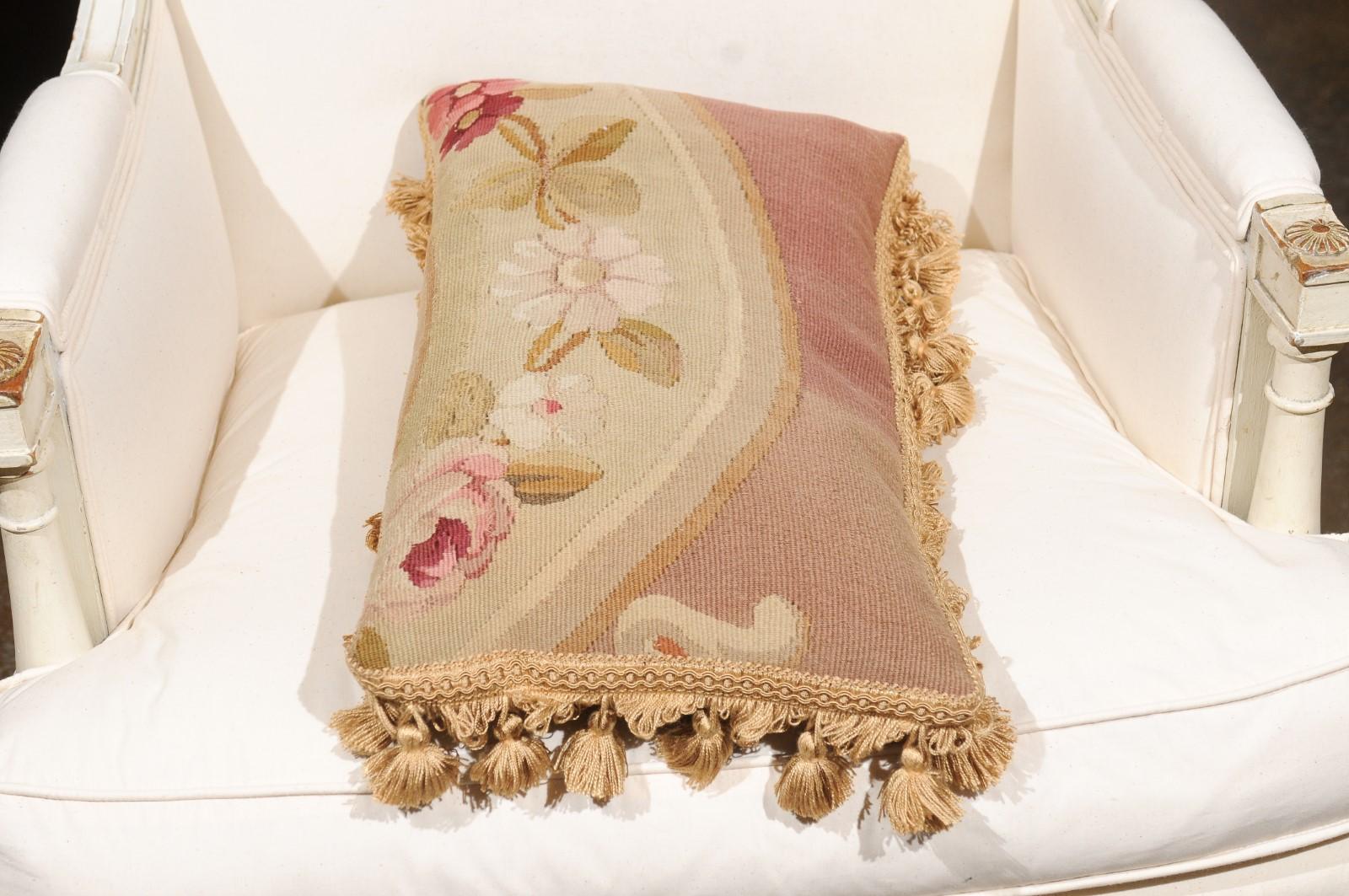 Cuscino francese ad arazzo Aubusson del XIX secolo con fiori e piccole nappe in vendita 2