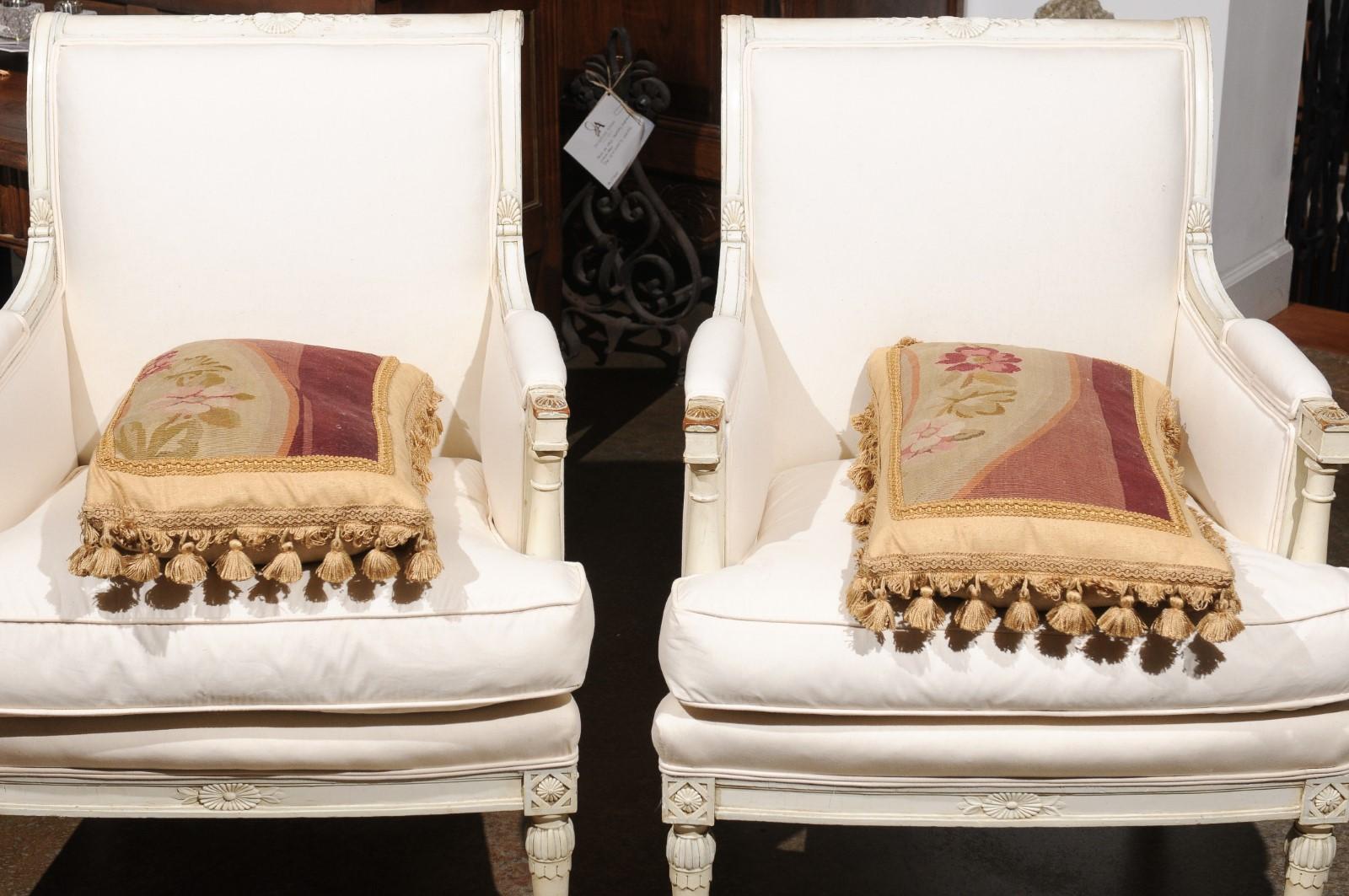 Cuscino francese ad arazzo Aubusson del XIX secolo con fiori e piccole nappe in vendita 2