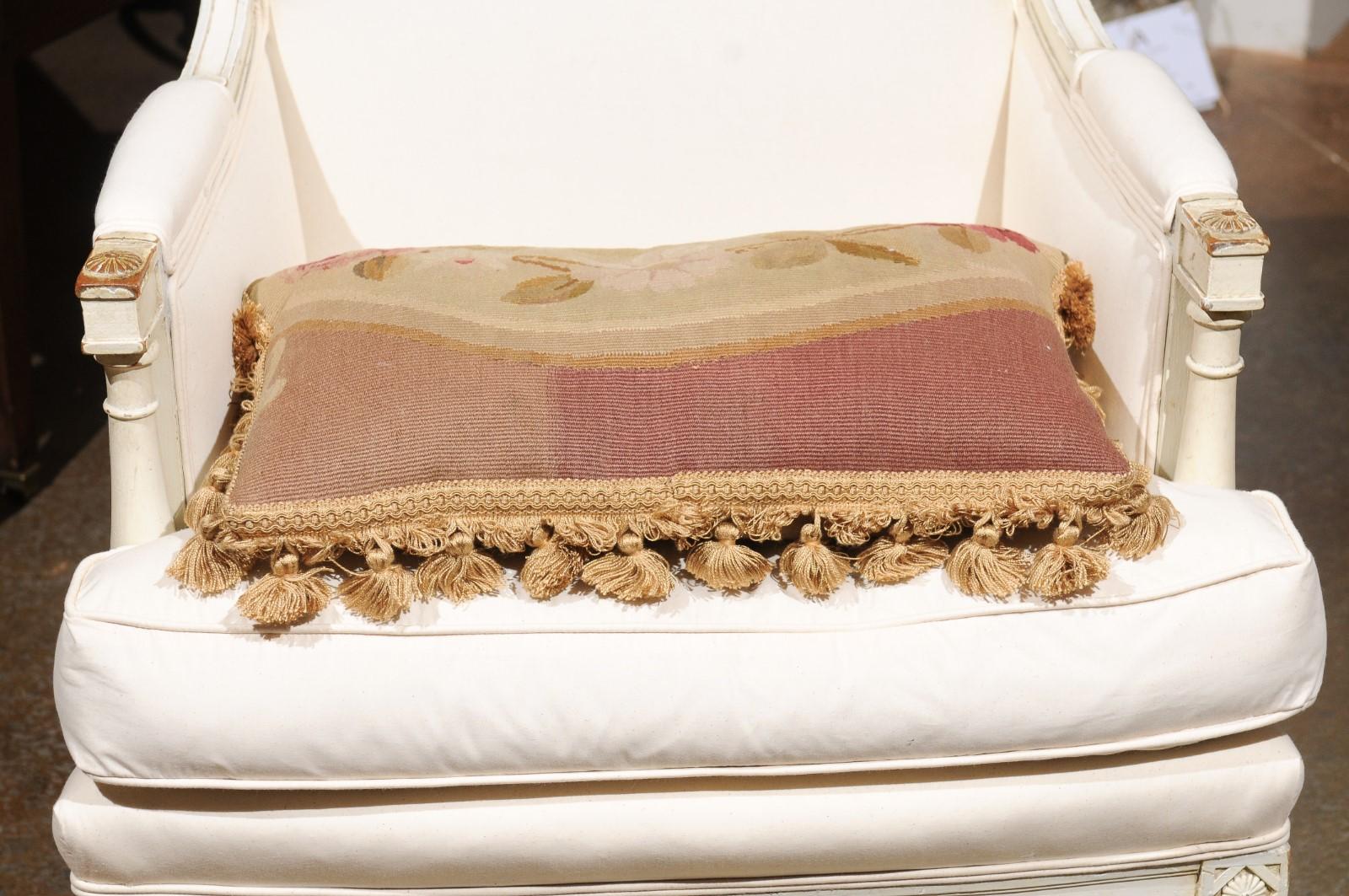 Cuscino francese ad arazzo Aubusson del XIX secolo con fiori e piccole nappe in vendita 3