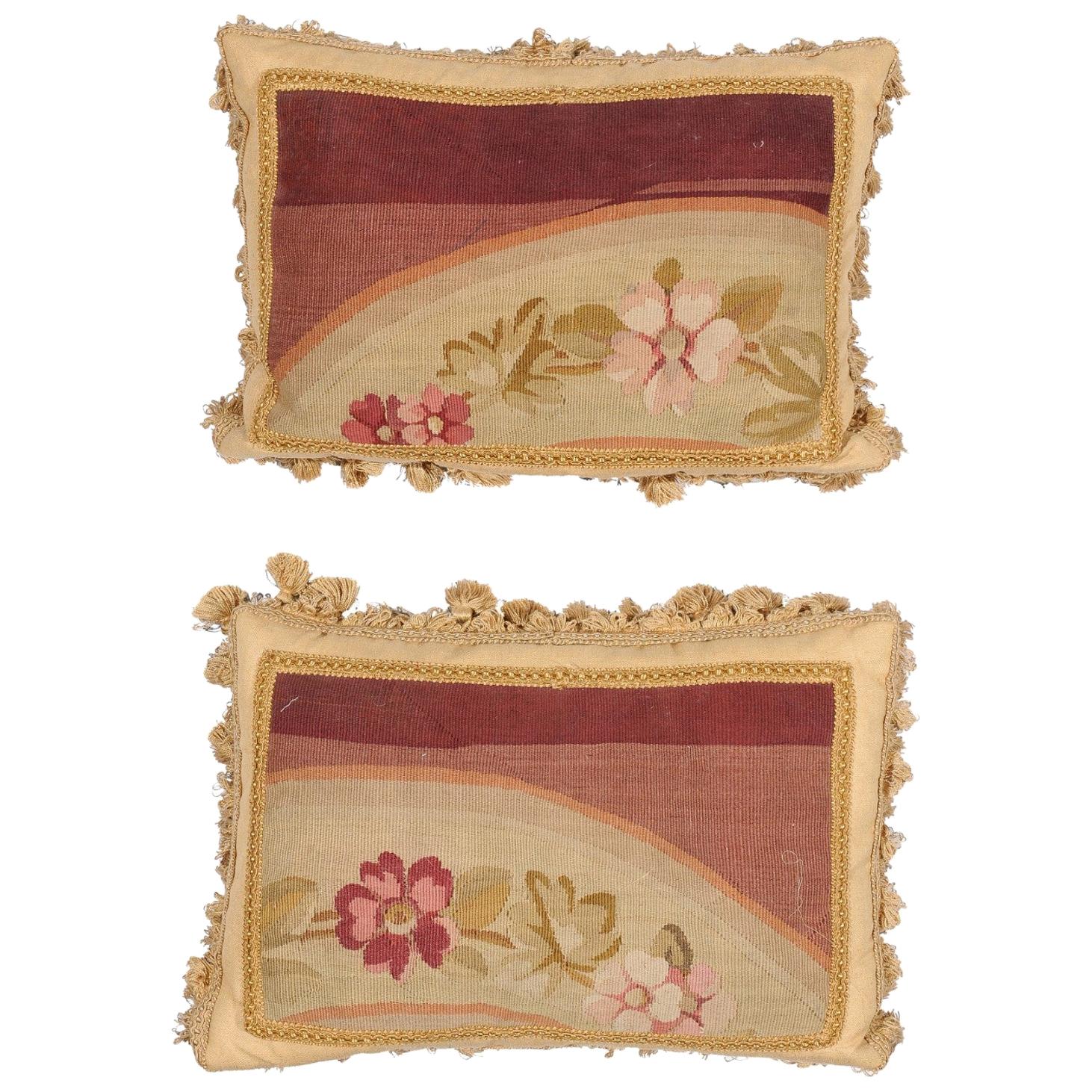 Cuscino francese ad arazzo Aubusson del XIX secolo con fiori e piccole nappe