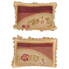Almohada francesa del siglo XIX de tapiz de Aubusson con flores y borlas pequeñas