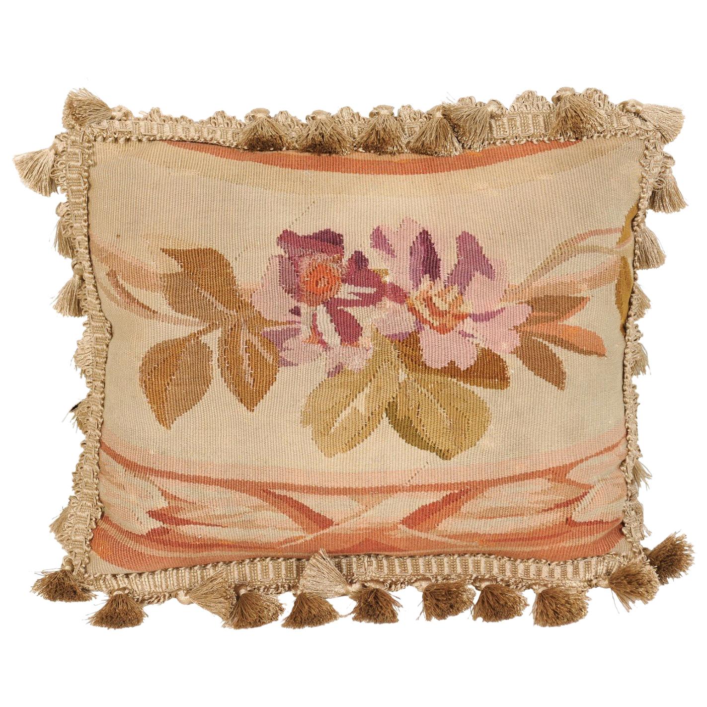 Cuscino francese del XIX secolo in arazzo Aubusson con fiori viola e nappe