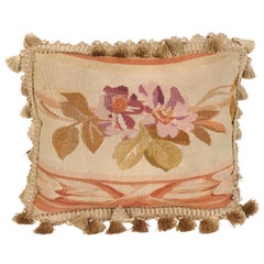 Cuscino francese del XIX secolo in arazzo Aubusson con fiori viola e nappe